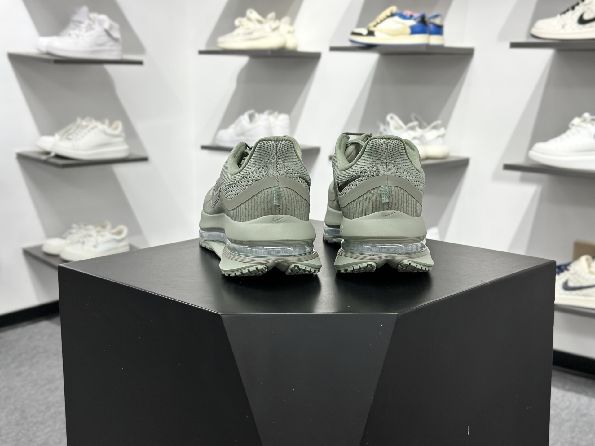 Nike Pegasus Premium 减震防滑耐磨透气 低帮跑步鞋 HQ2592-300