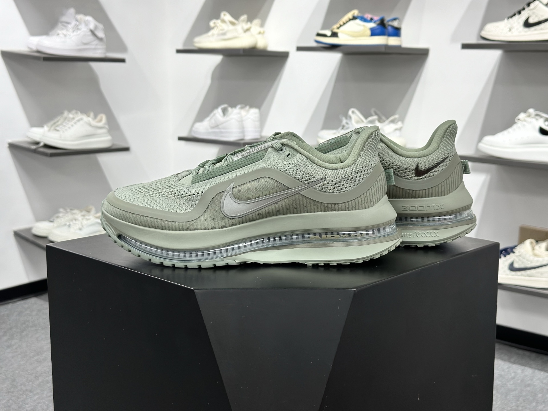 Nike Pegasus Premium 减震防滑耐磨透气 低帮跑步鞋 HQ2592-300