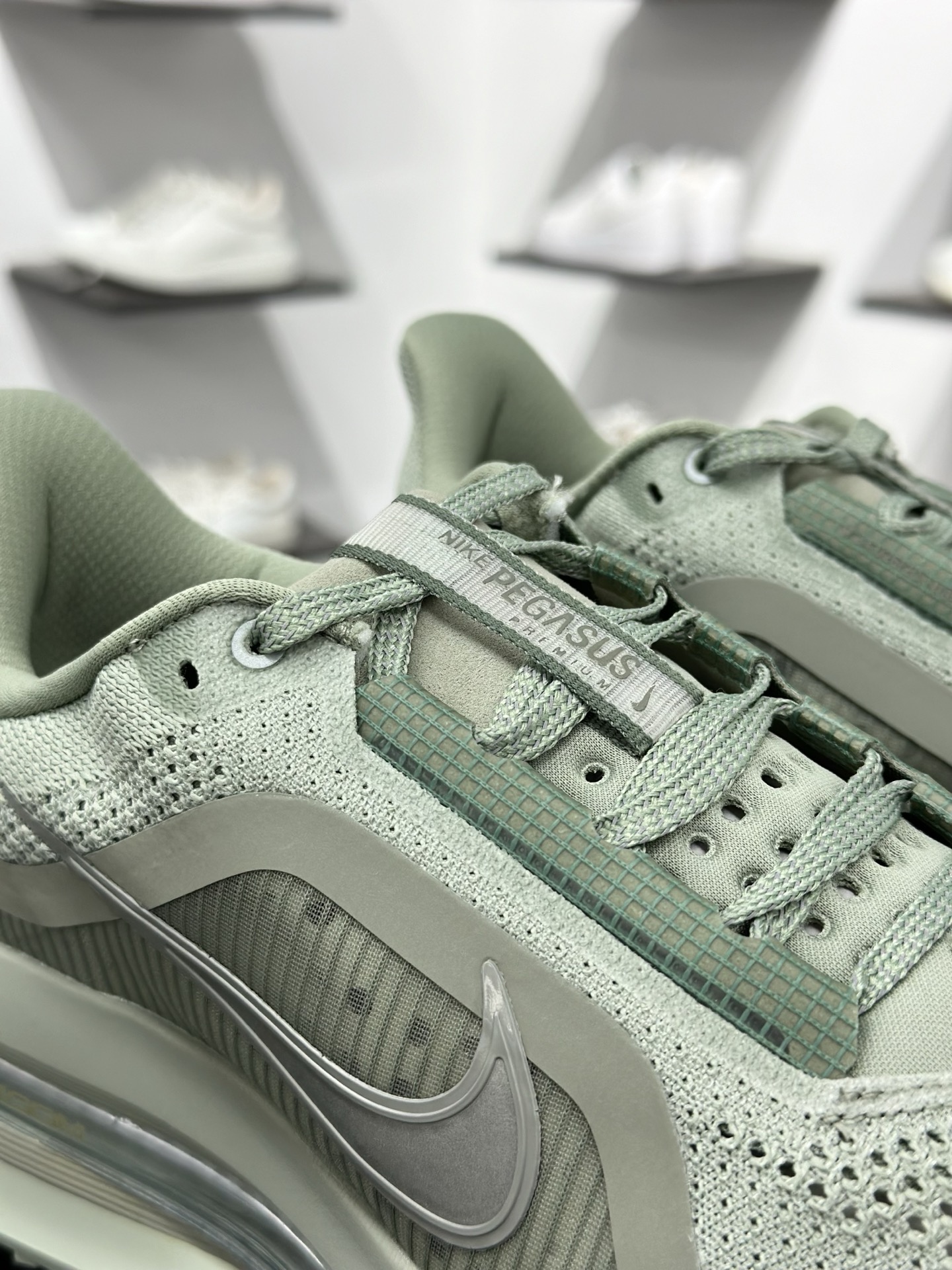 Nike Pegasus Premium 减震防滑耐磨透气 低帮跑步鞋 HQ2592-300