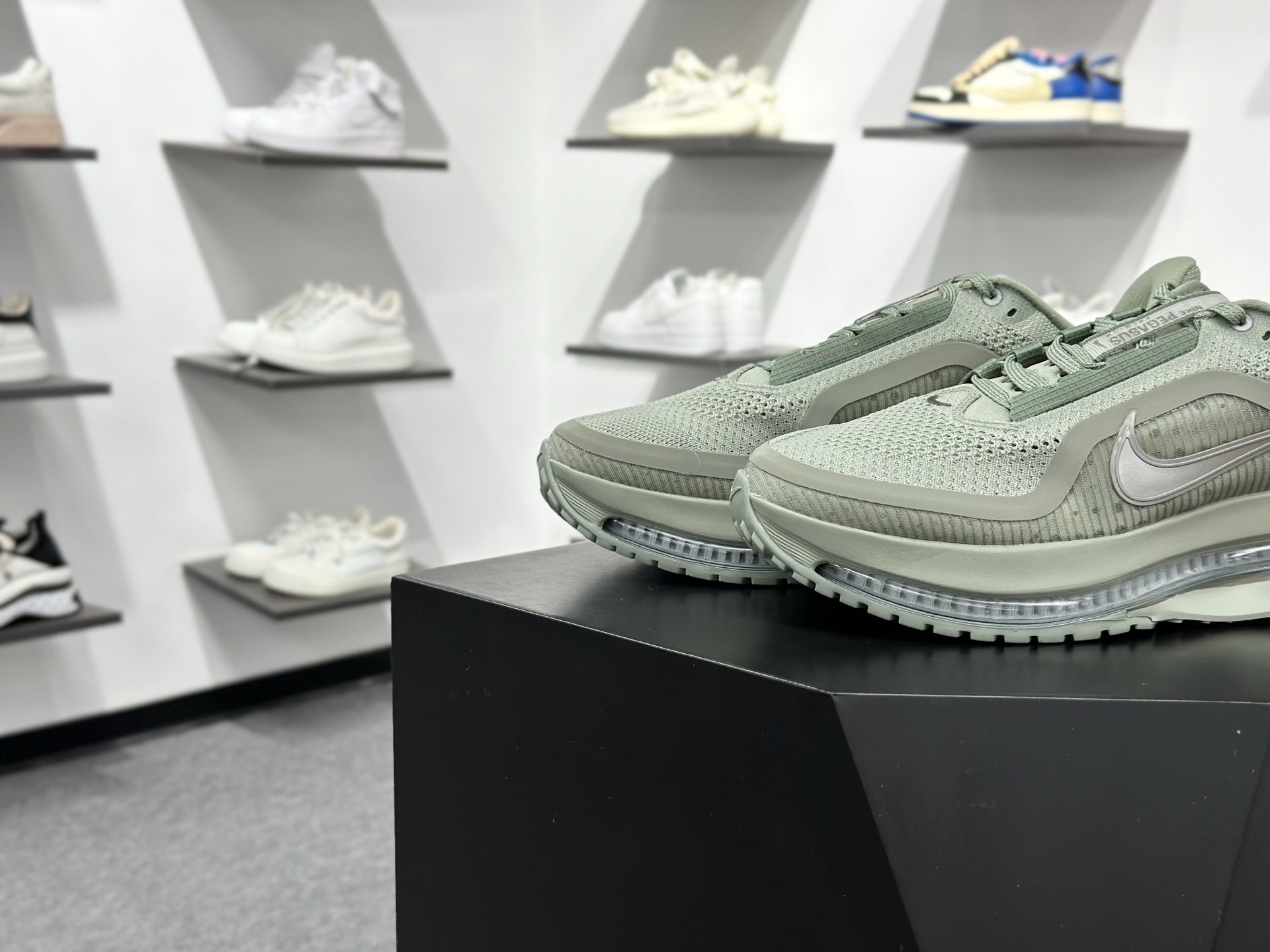 Nike Pegasus Premium 减震防滑耐磨透气 低帮跑步鞋 HQ2592-300