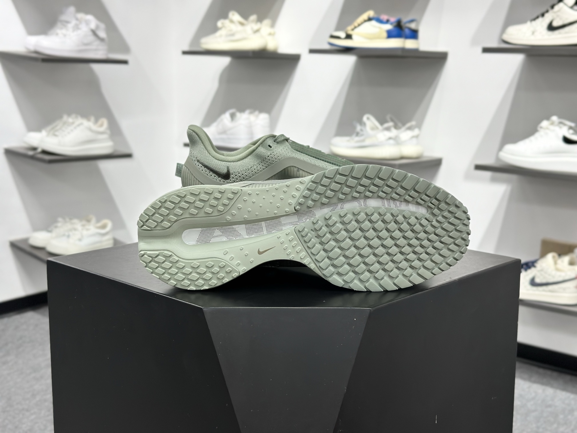 Nike Pegasus Premium 减震防滑耐磨透气 低帮跑步鞋 HQ2592-300