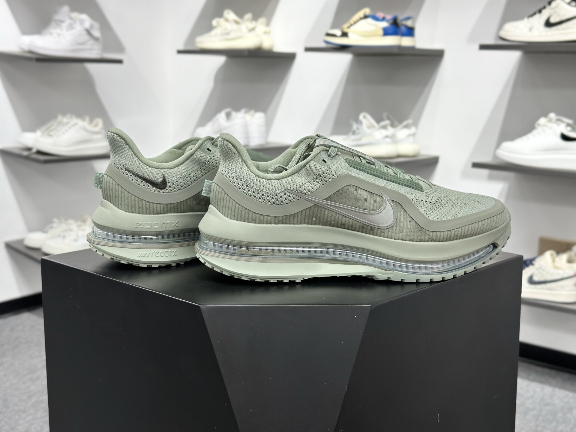 Nike Pegasus Premium 减震防滑耐磨透气 低帮跑步鞋 HQ2592-300