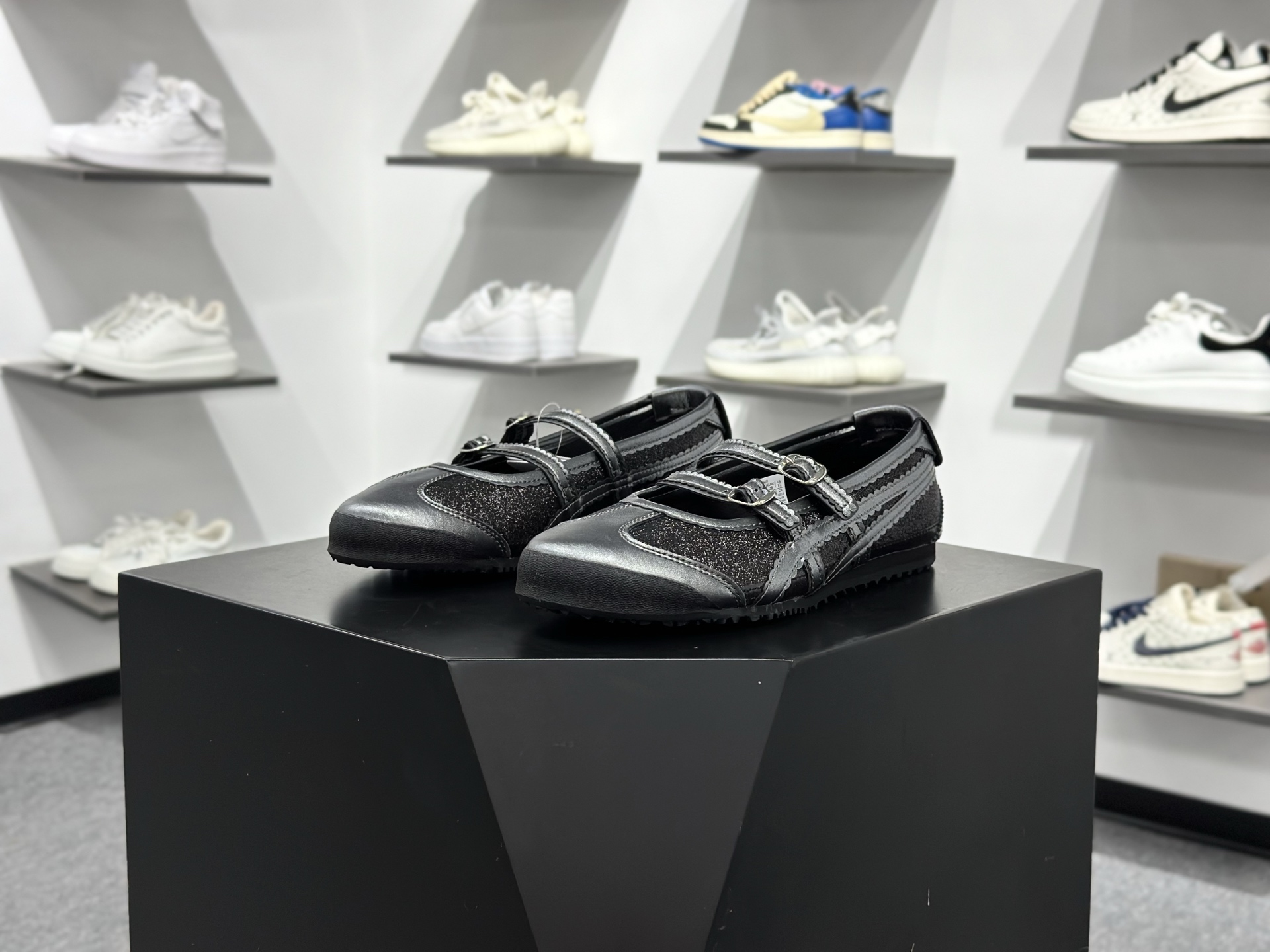 Onitsuka Tiger鬼塚虎 MEXICO TGRS 平跟 玛丽珍鞋款演绎芭蕾风潮 1182A677-001