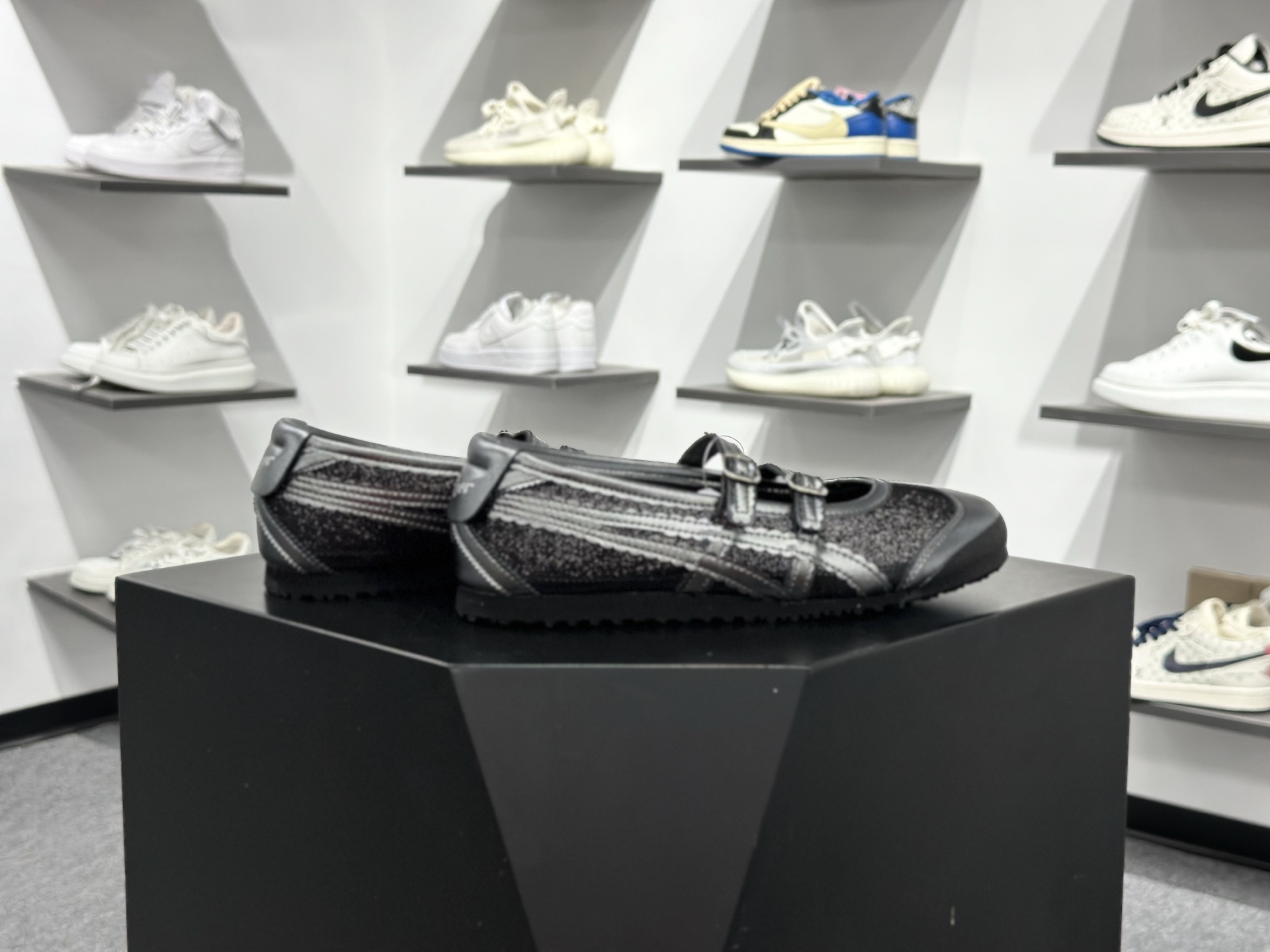 Onitsuka Tiger鬼塚虎 MEXICO TGRS 平跟 玛丽珍鞋款演绎芭蕾风潮 1182A677-001