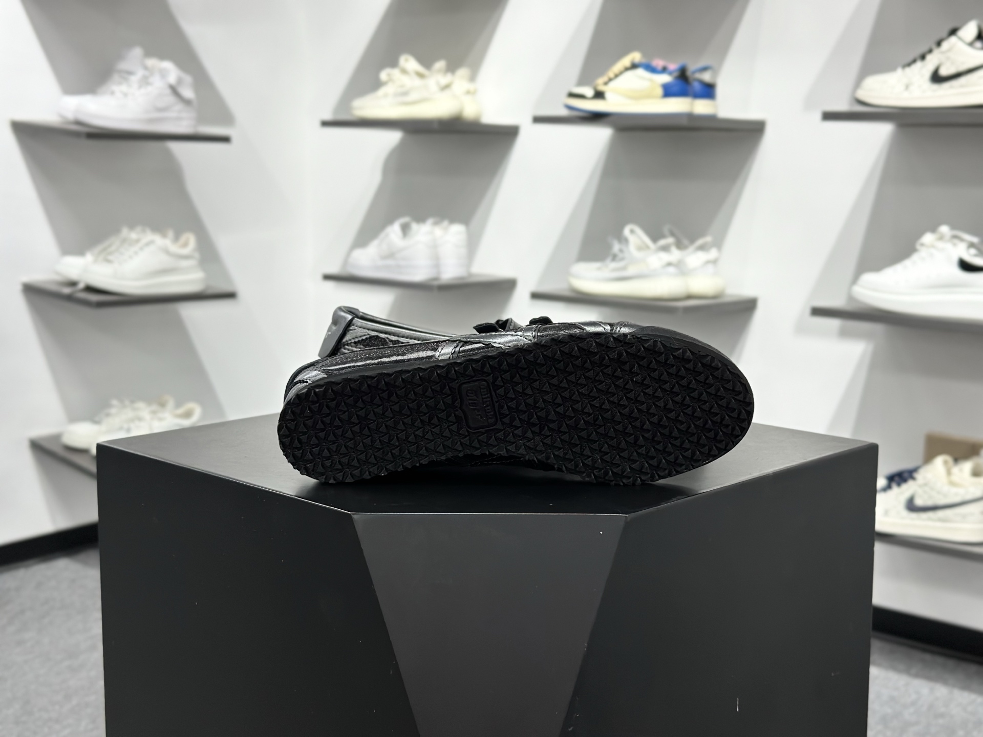 Onitsuka Tiger鬼塚虎 MEXICO TGRS 平跟 玛丽珍鞋款演绎芭蕾风潮 1182A677-001