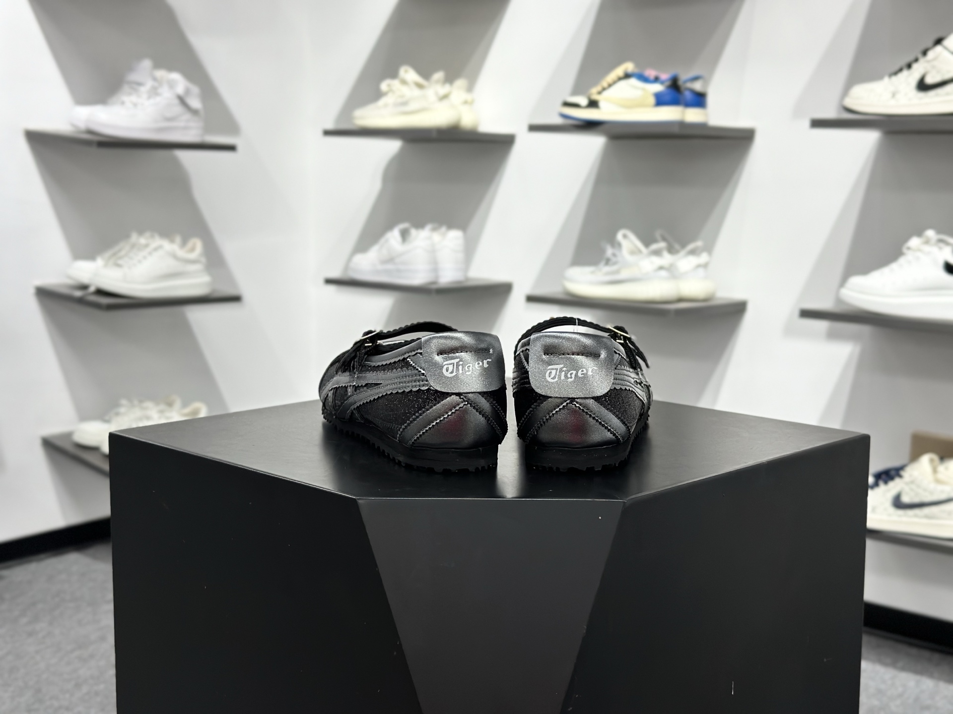 Onitsuka Tiger鬼塚虎 MEXICO TGRS 平跟 玛丽珍鞋款演绎芭蕾风潮 1182A677-001