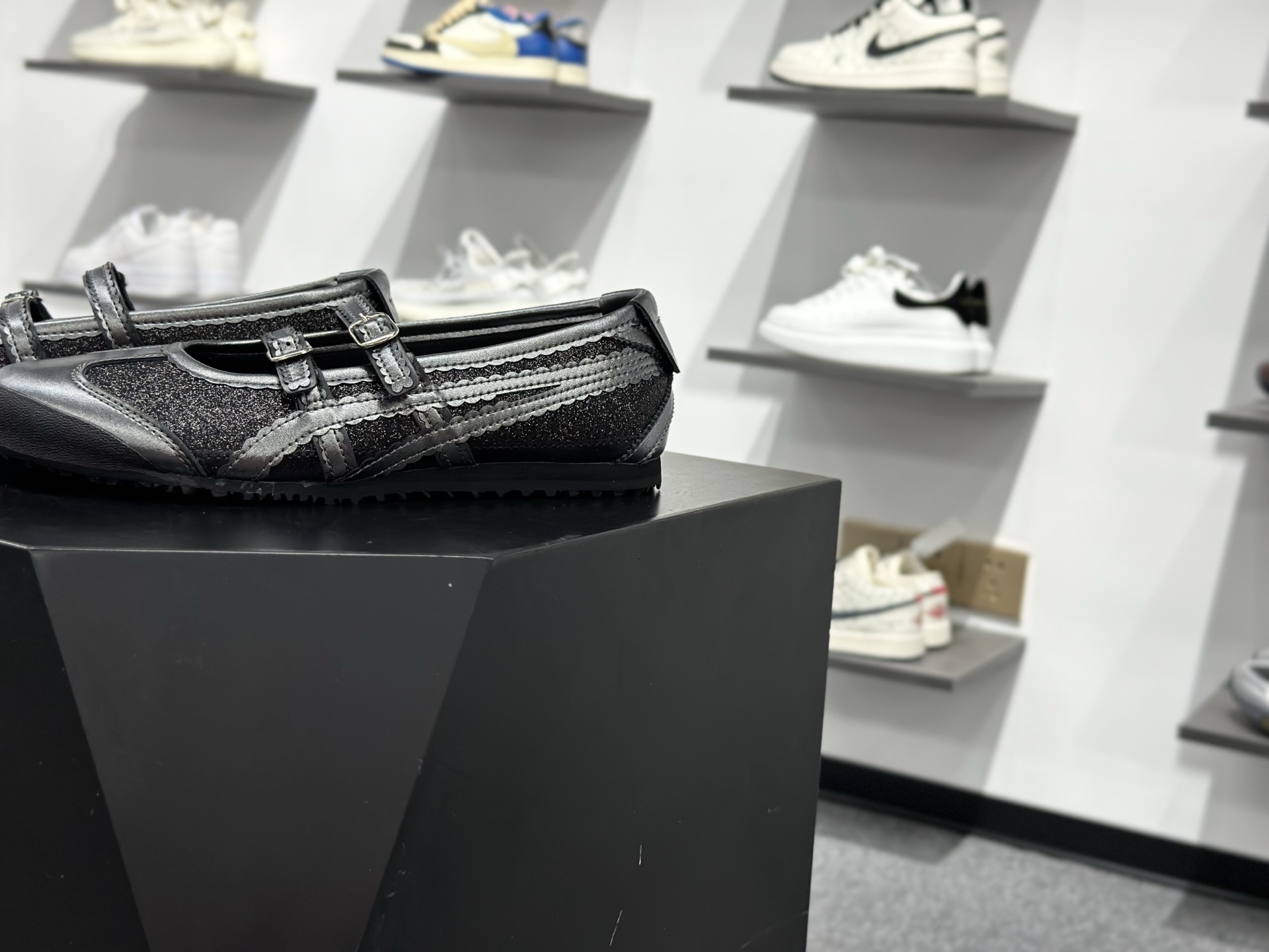 Onitsuka Tiger鬼塚虎 MEXICO TGRS 平跟 玛丽珍鞋款演绎芭蕾风潮 1182A677-001