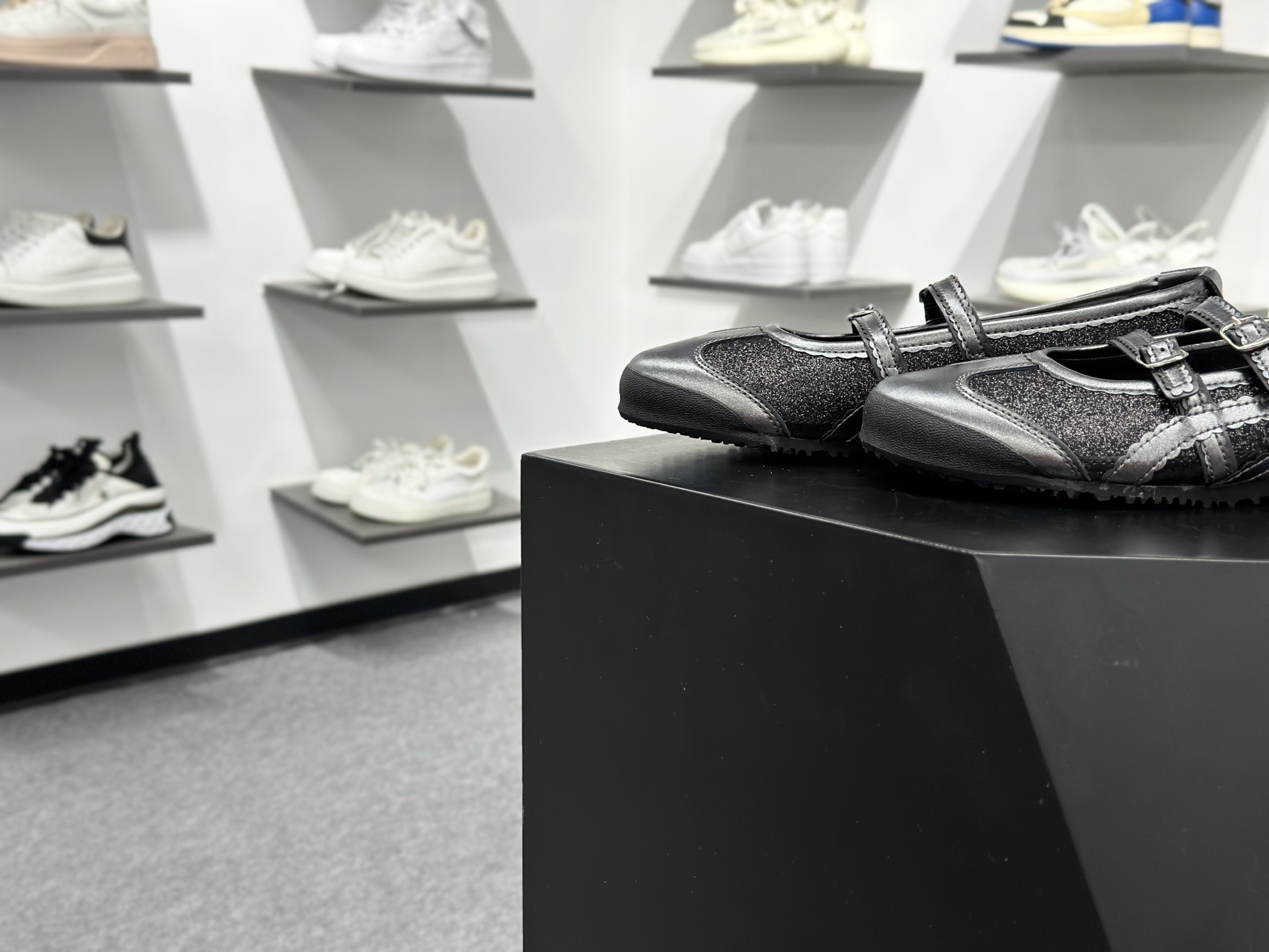 Onitsuka Tiger鬼塚虎 MEXICO TGRS 平跟 玛丽珍鞋款演绎芭蕾风潮 1182A677-001