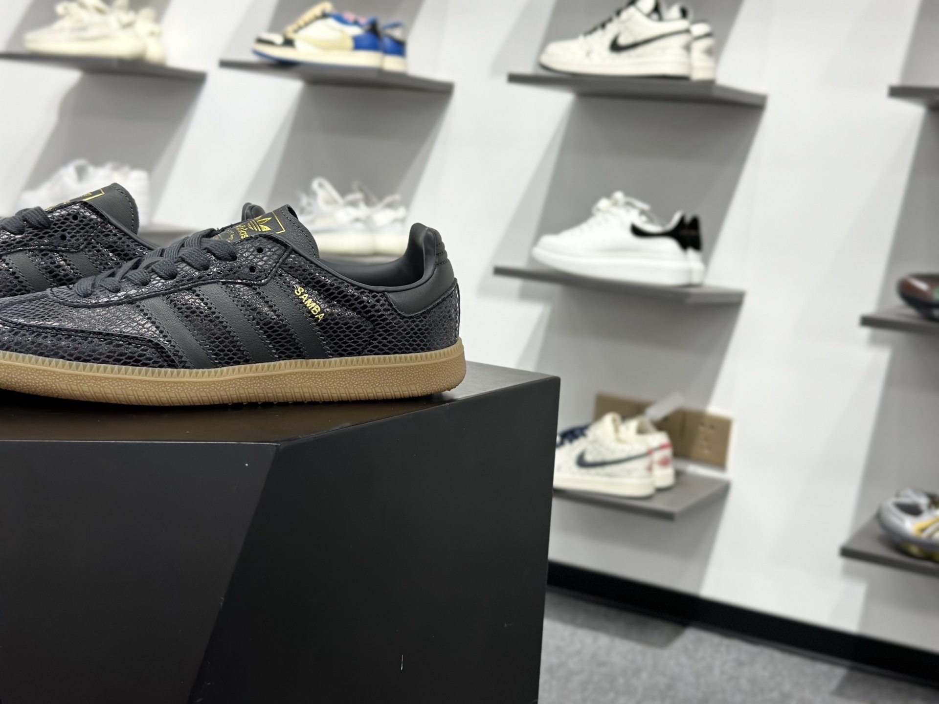 Adidas Originals Samba 桑巴舞系列阿迪达斯 三叶草 绅士德训足球风百搭低帮休闲运动板鞋 JQ3532