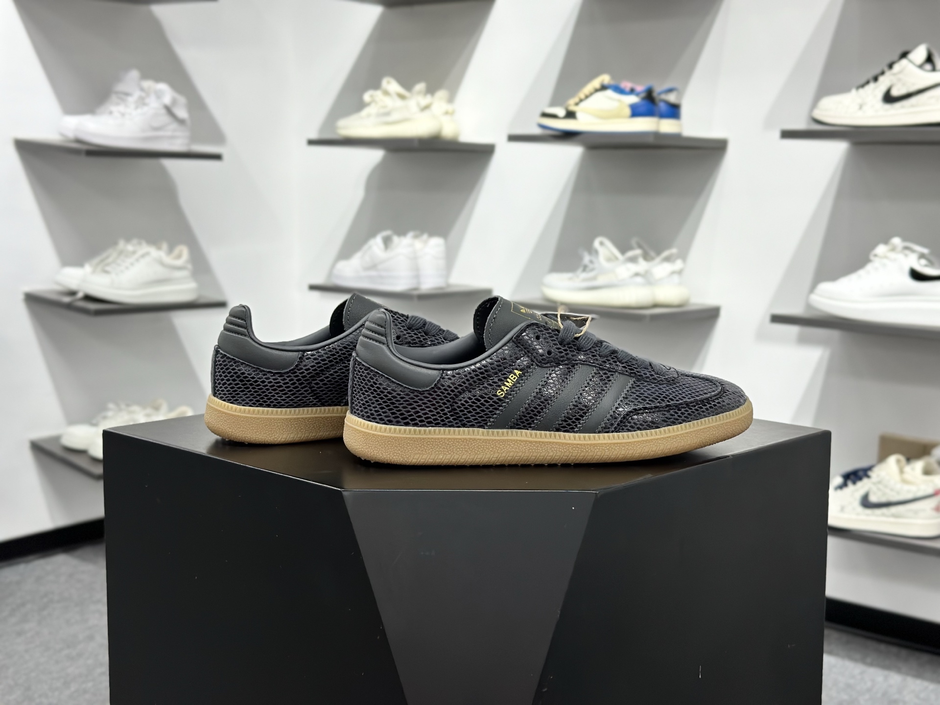 Adidas Originals Samba 桑巴舞系列阿迪达斯 三叶草 绅士德训足球风百搭低帮休闲运动板鞋 JQ3532