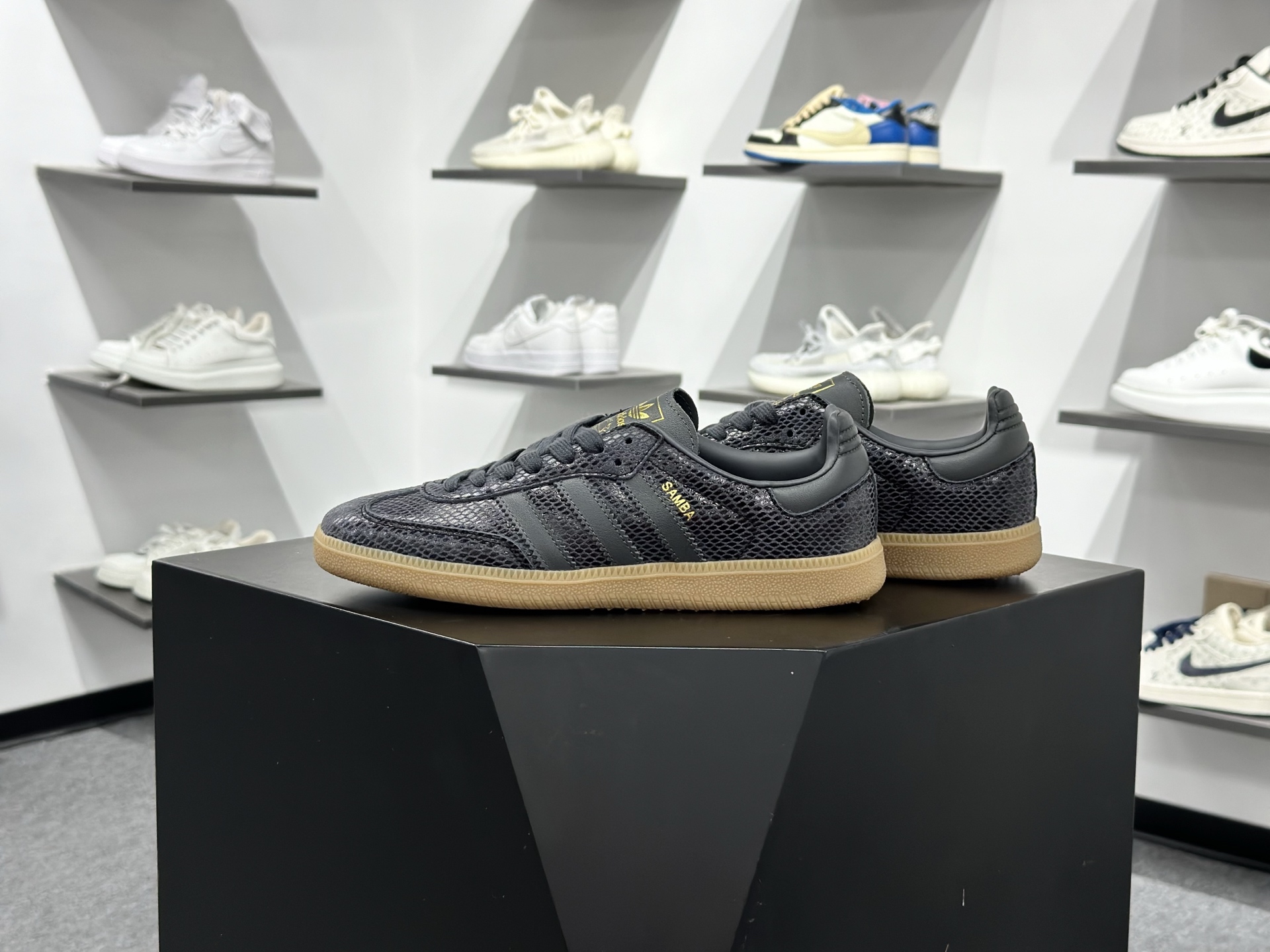 Adidas Originals Samba 桑巴舞系列阿迪达斯 三叶草 绅士德训足球风百搭低帮休闲运动板鞋 JQ3532