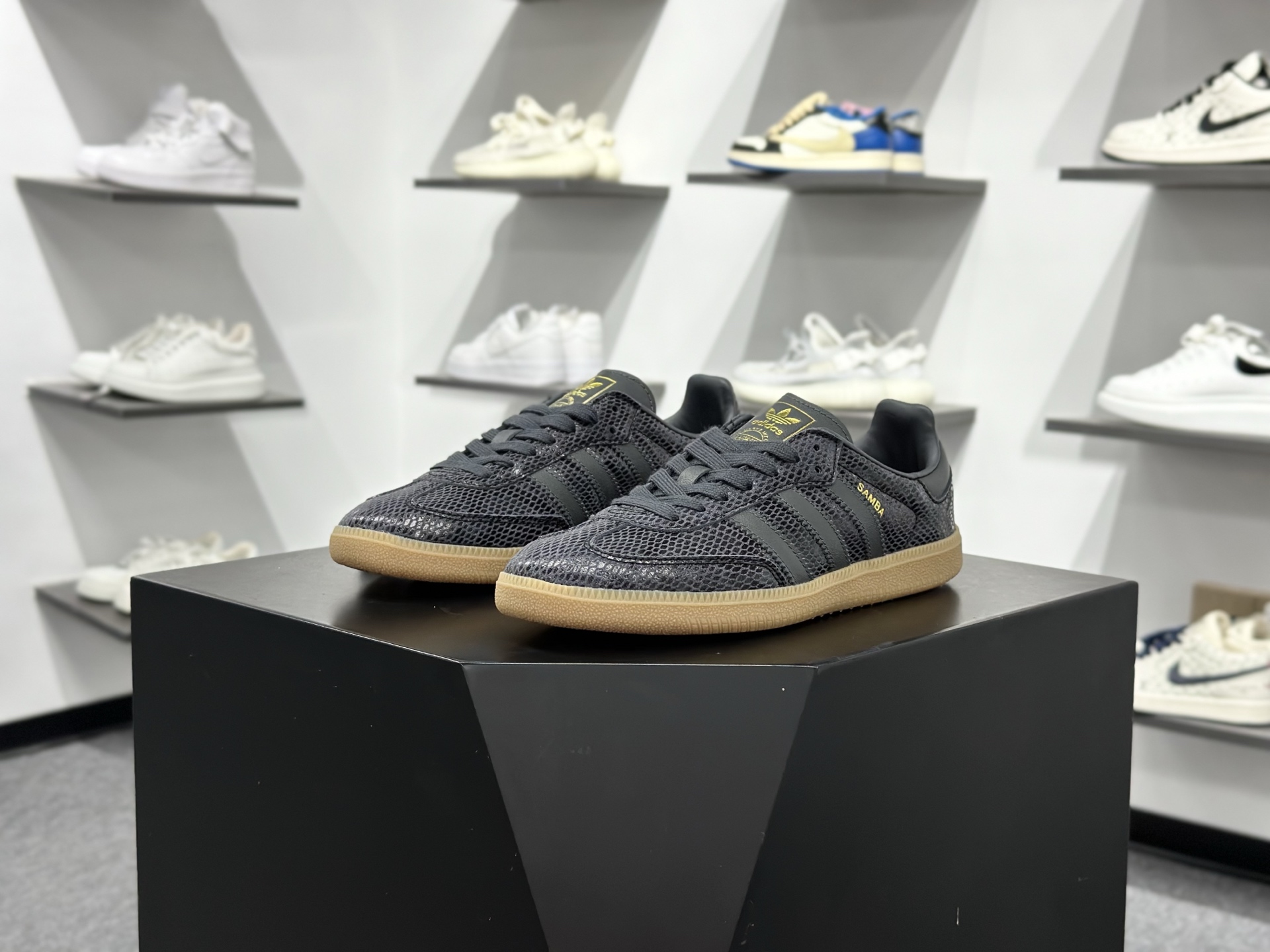 Adidas Originals Samba 桑巴舞系列阿迪达斯 三叶草 绅士德训足球风百搭低帮休闲运动板鞋 JQ3532