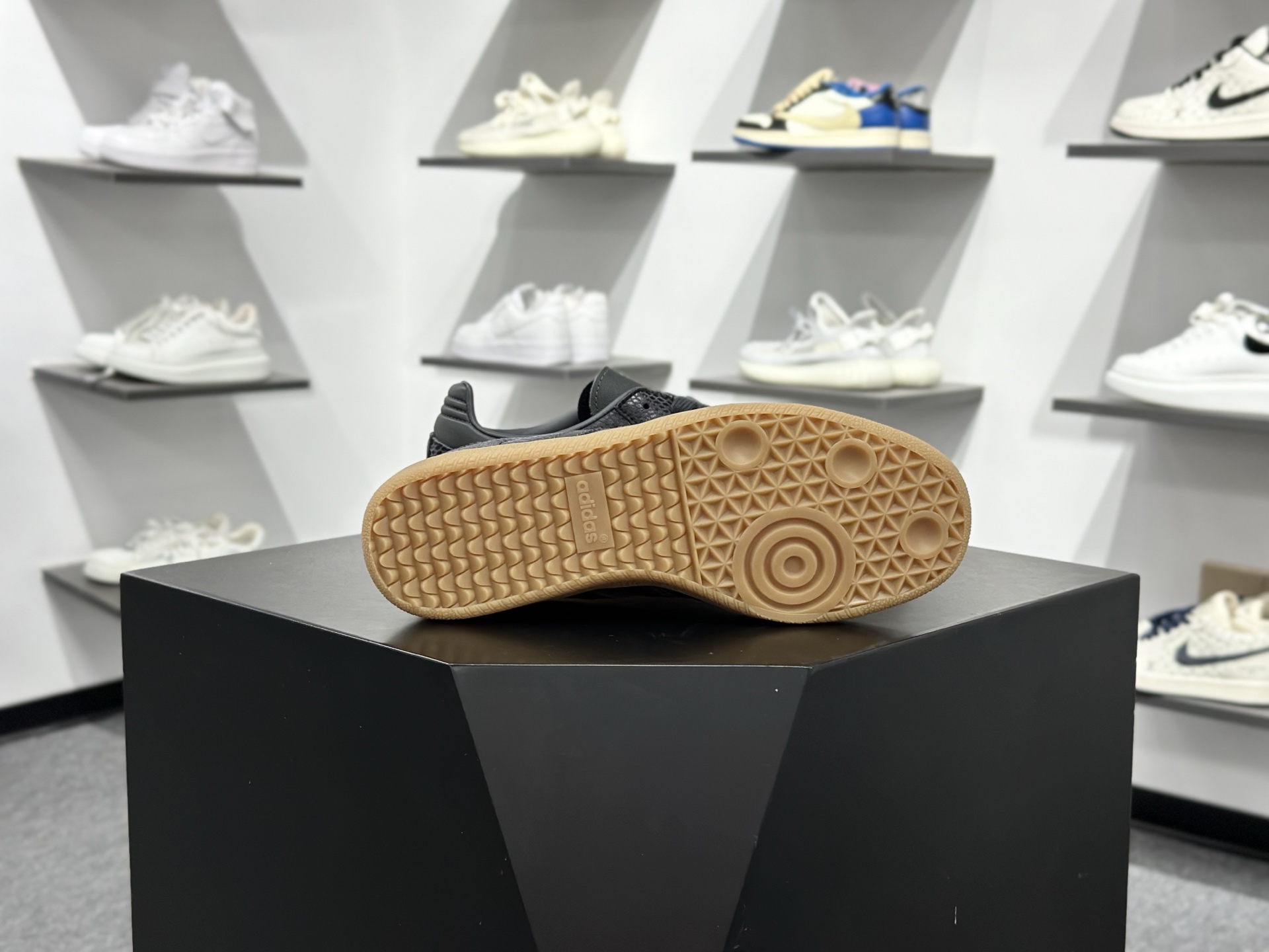 Adidas Originals Samba 桑巴舞系列阿迪达斯 三叶草 绅士德训足球风百搭低帮休闲运动板鞋 JQ3532