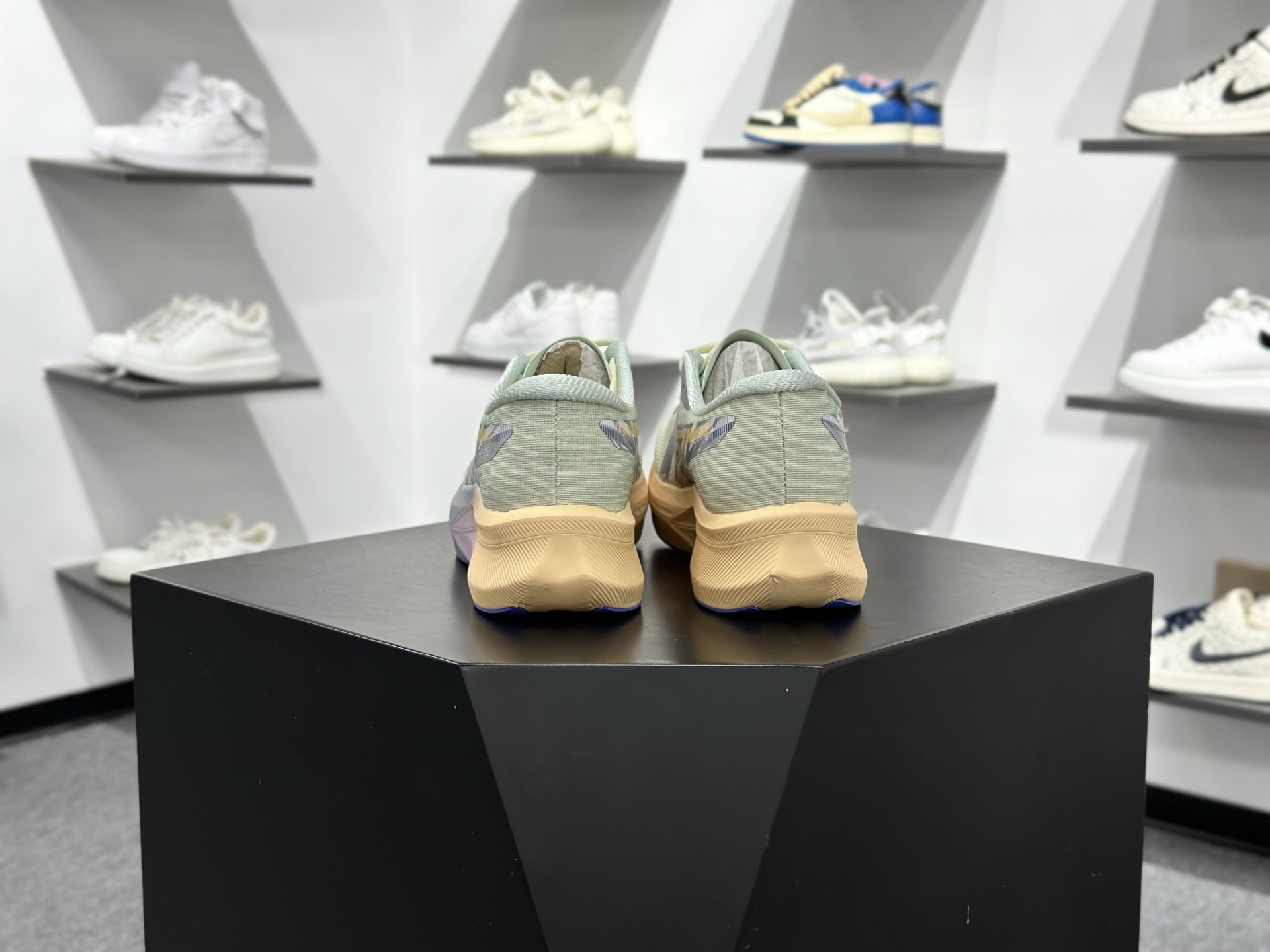 180 ASICS MAGIC SPEED 4 亚瑟士 复古减震 透气运动休闲鞋 1012B949-200