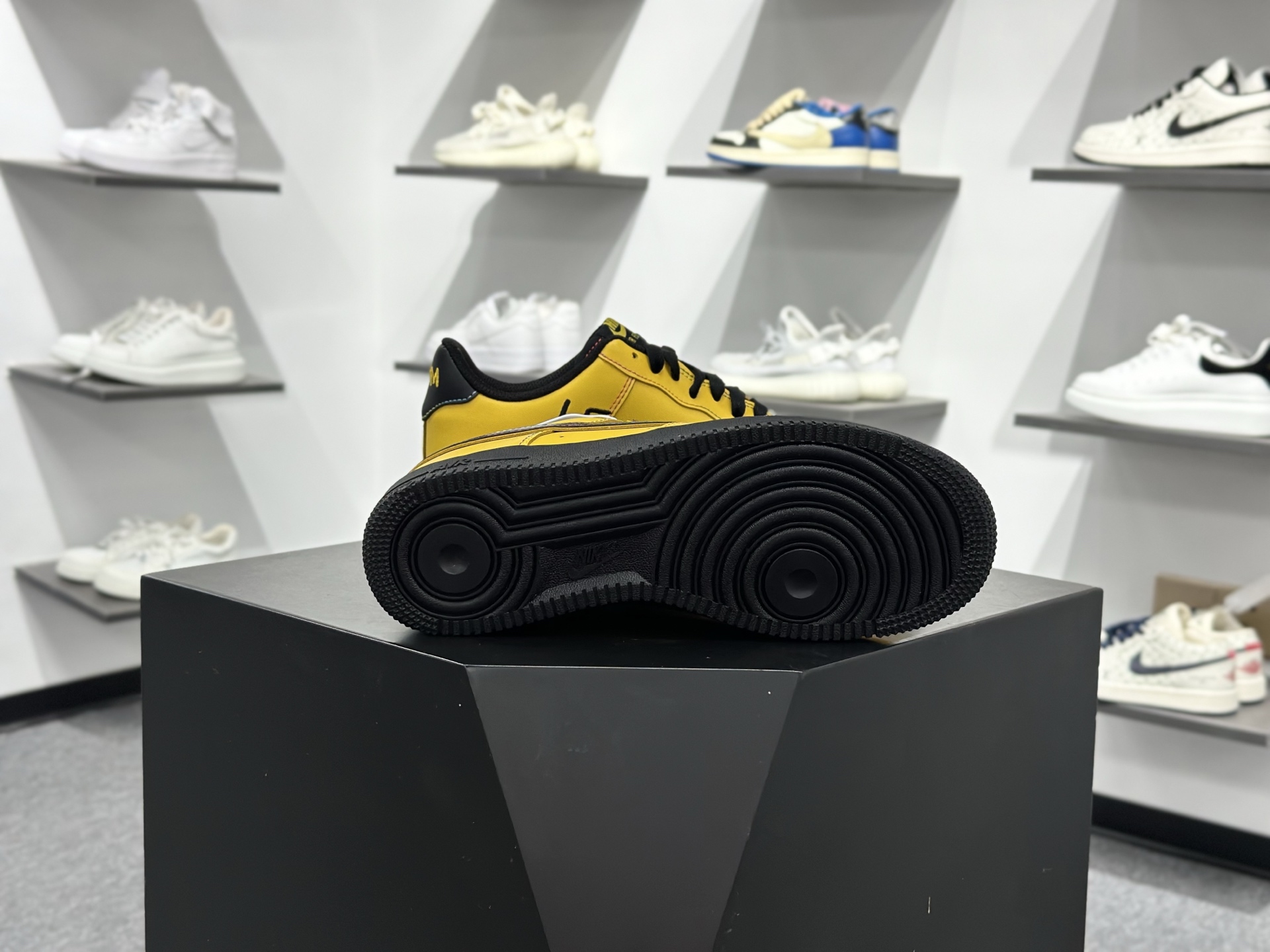 Nike Air Force 1 Low 07 黄黑 IQ2713-700