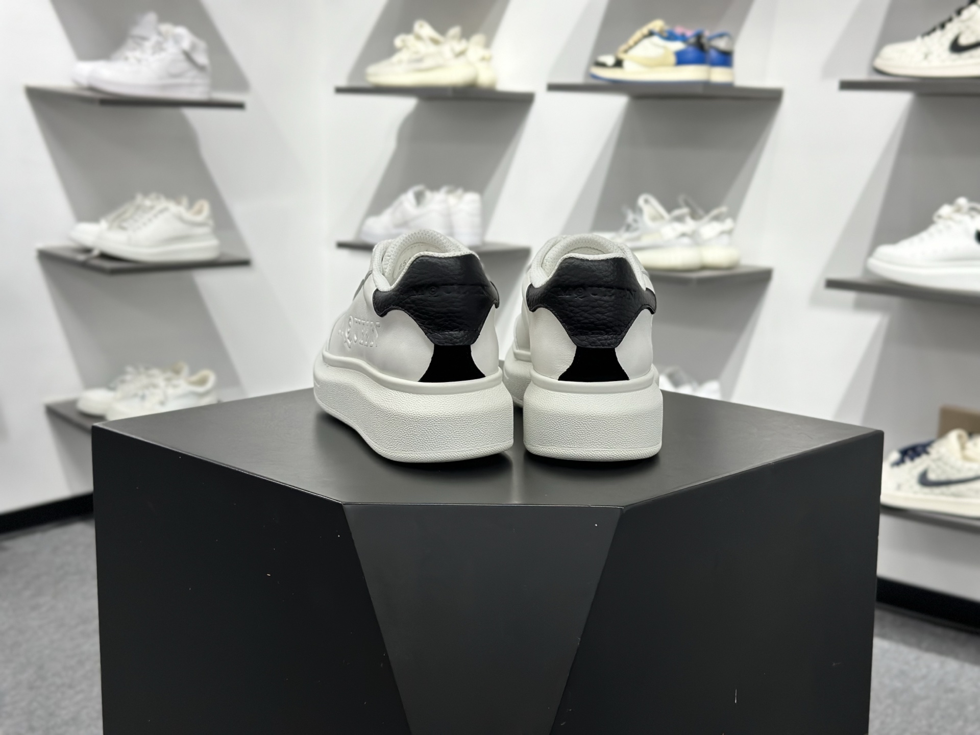 Alexander McQueen 亚历山大麦昆