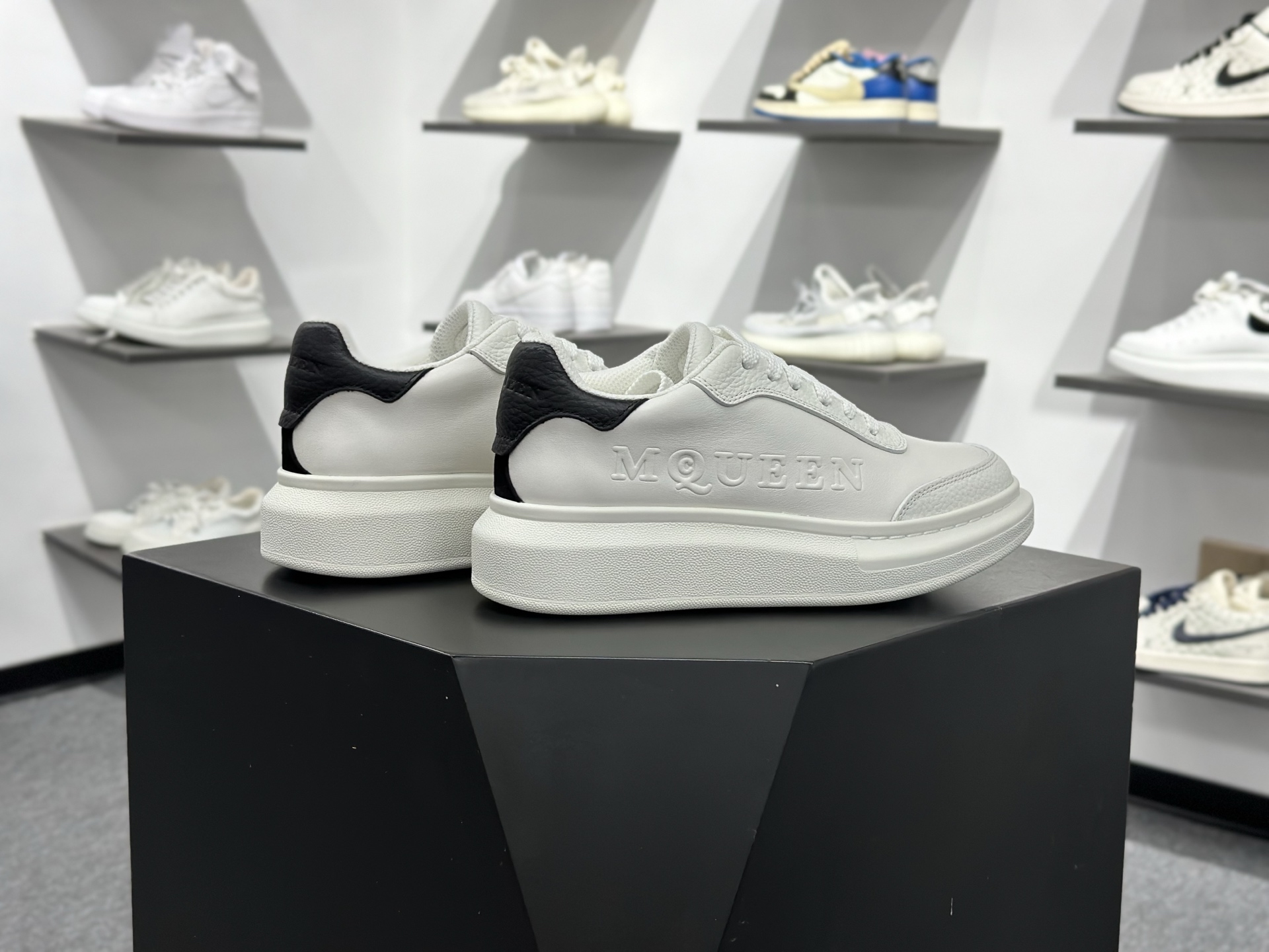 Alexander McQueen 亚历山大麦昆