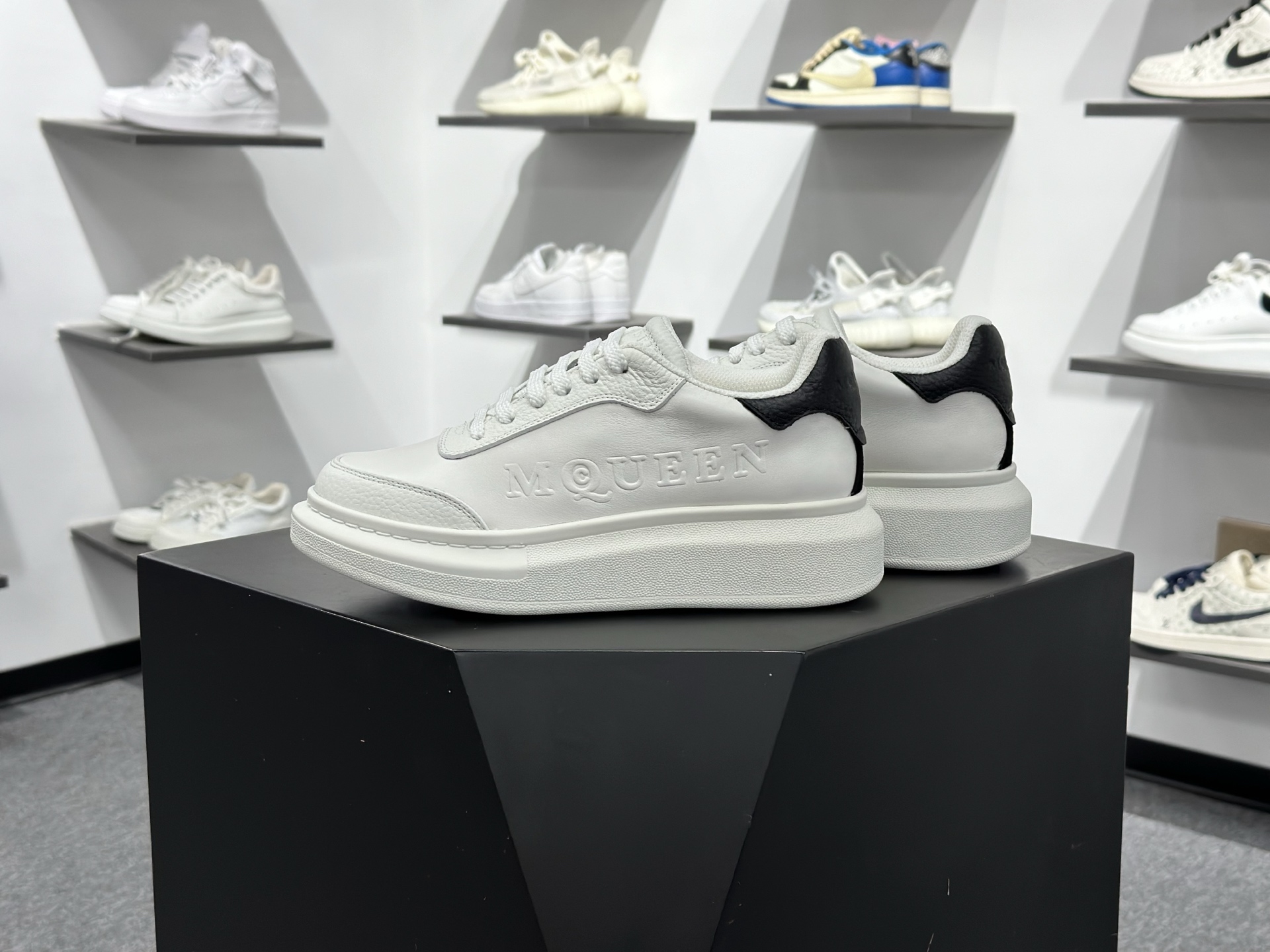 Alexander McQueen 亚历山大麦昆