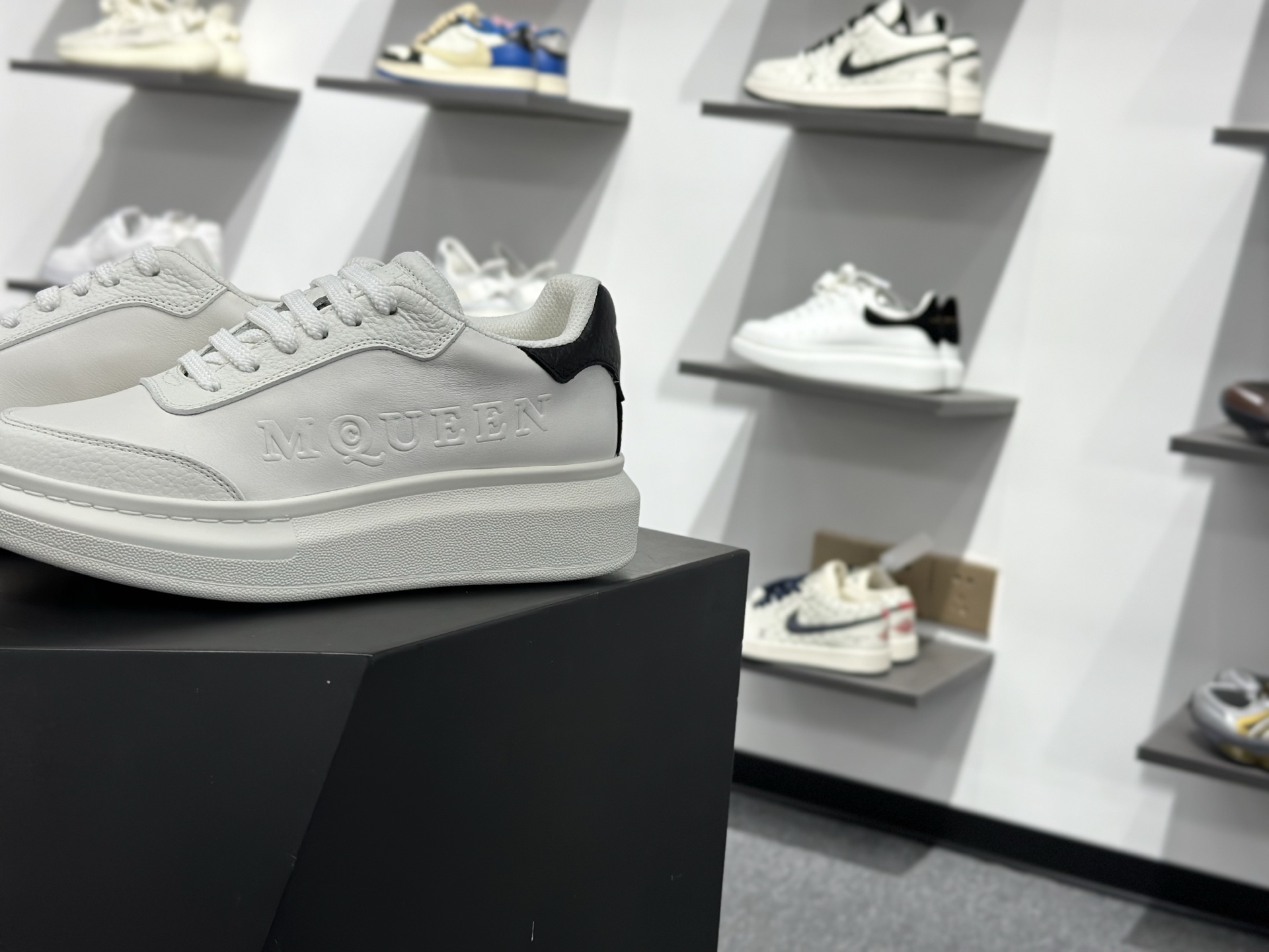 Alexander McQueen 亚历山大麦昆