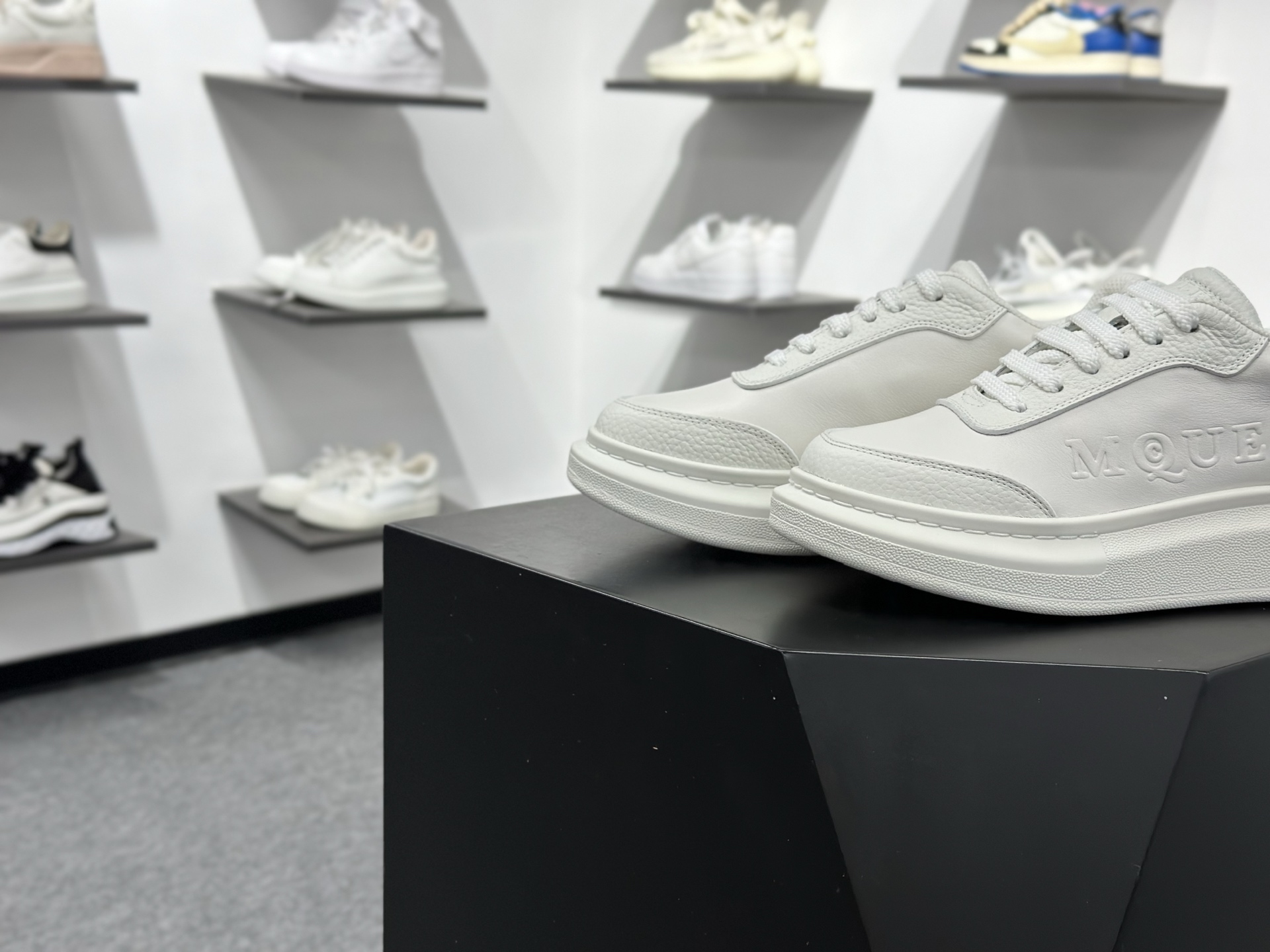 Alexander McQueen 亚历山大麦昆