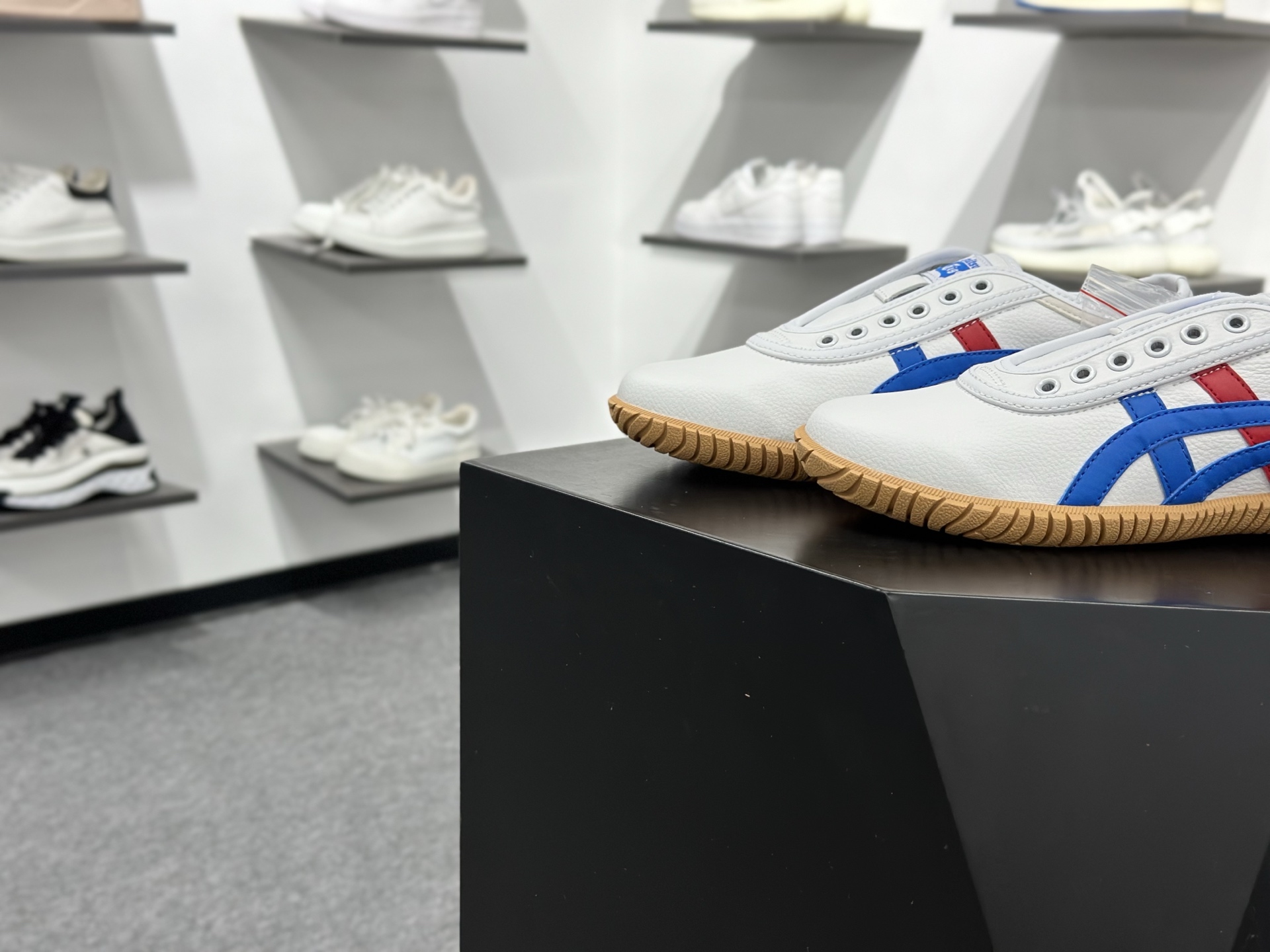 150 Onitsuka tiger TSUNAHIKI SLIP-ON鬼冢虎百搭舒适耐磨低帮个性休闲鞋 1183C529-100