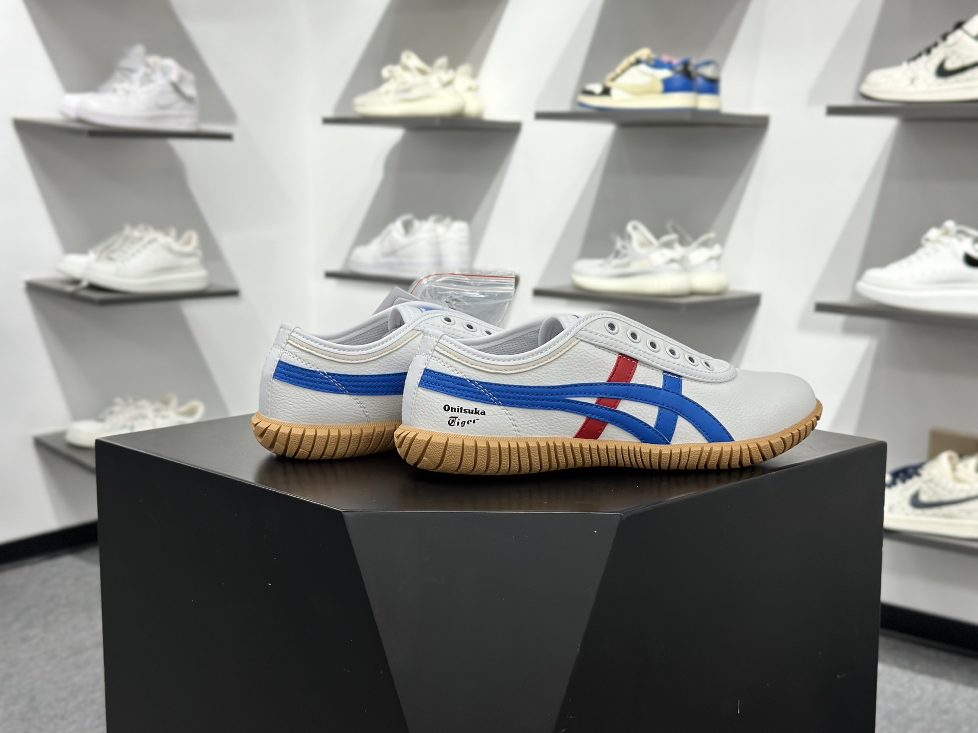 150 Onitsuka tiger TSUNAHIKI SLIP-ON鬼冢虎百搭舒适耐磨低帮个性休闲鞋 1183C529-100