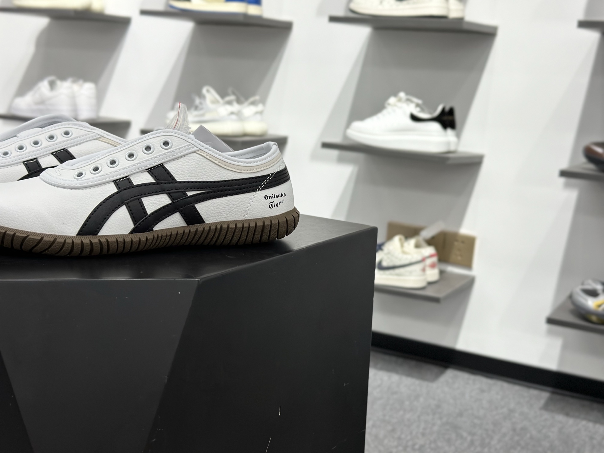 150 Onitsuka tiger TSUNAHIKI SLIP-ON鬼冢虎百搭舒适耐磨低帮个性休闲鞋 1183C529-101