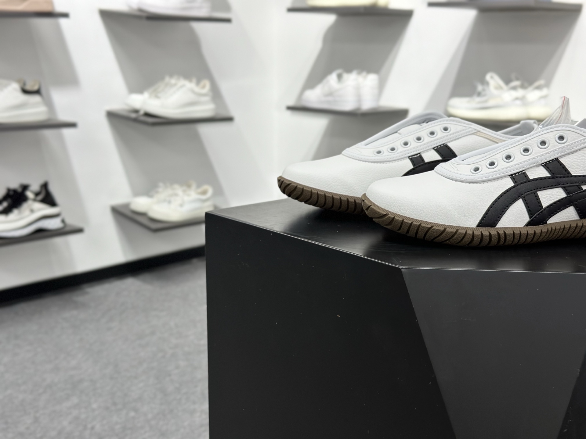 150 Onitsuka tiger TSUNAHIKI SLIP-ON鬼冢虎百搭舒适耐磨低帮个性休闲鞋 1183C529-101