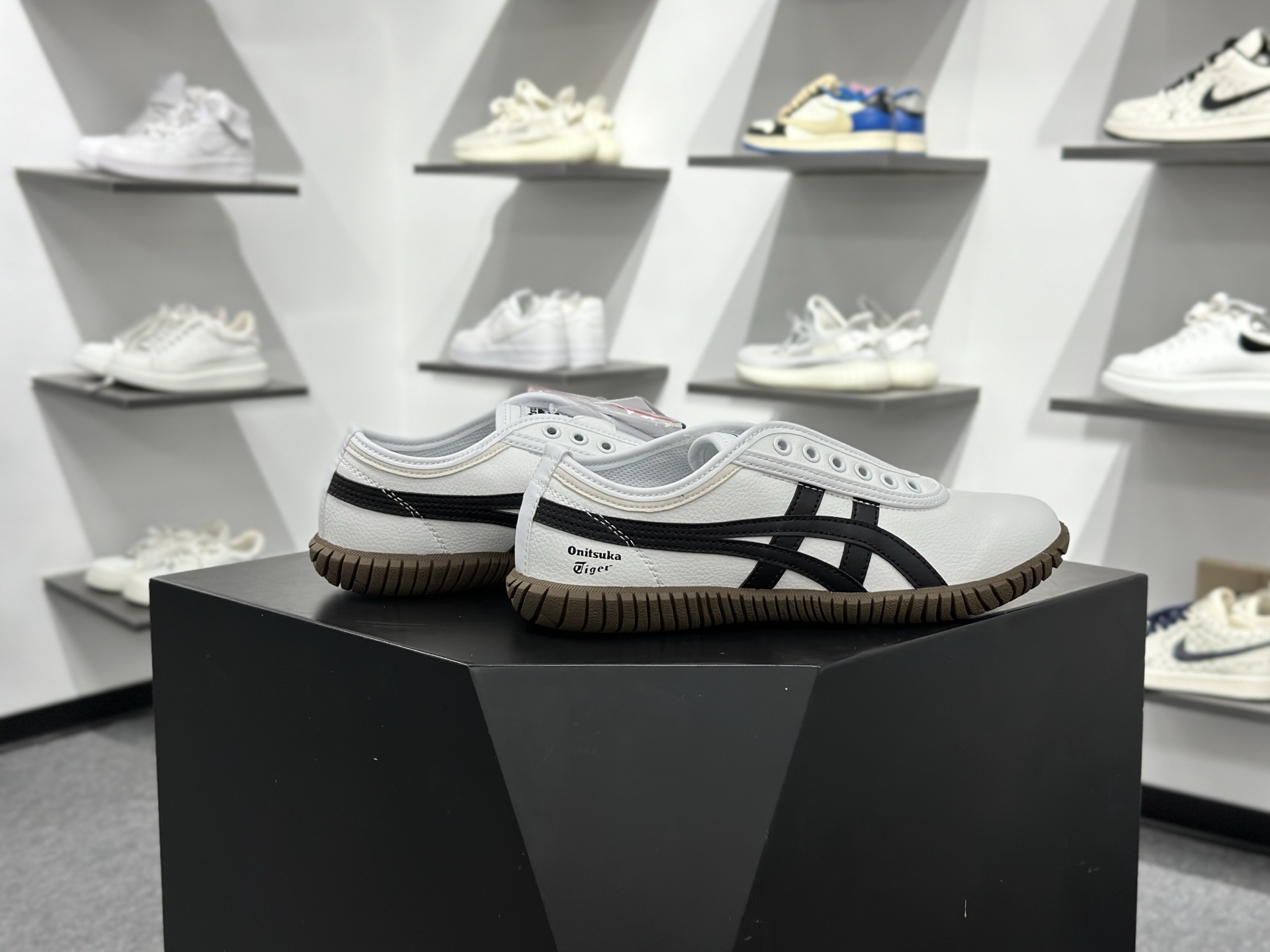 150 Onitsuka tiger TSUNAHIKI SLIP-ON鬼冢虎百搭舒适耐磨低帮个性休闲鞋 1183C529-101