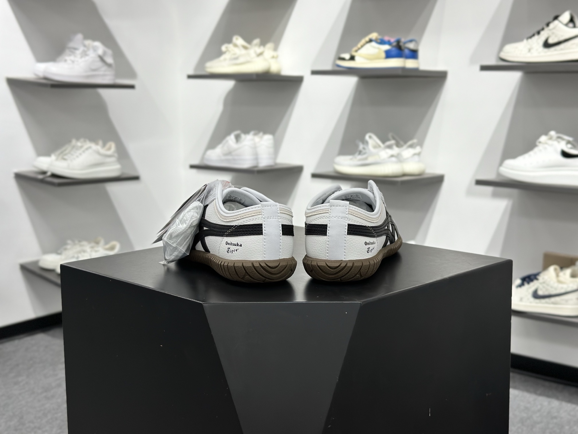 150 Onitsuka tiger TSUNAHIKI SLIP-ON鬼冢虎百搭舒适耐磨低帮个性休闲鞋 1183C529-101