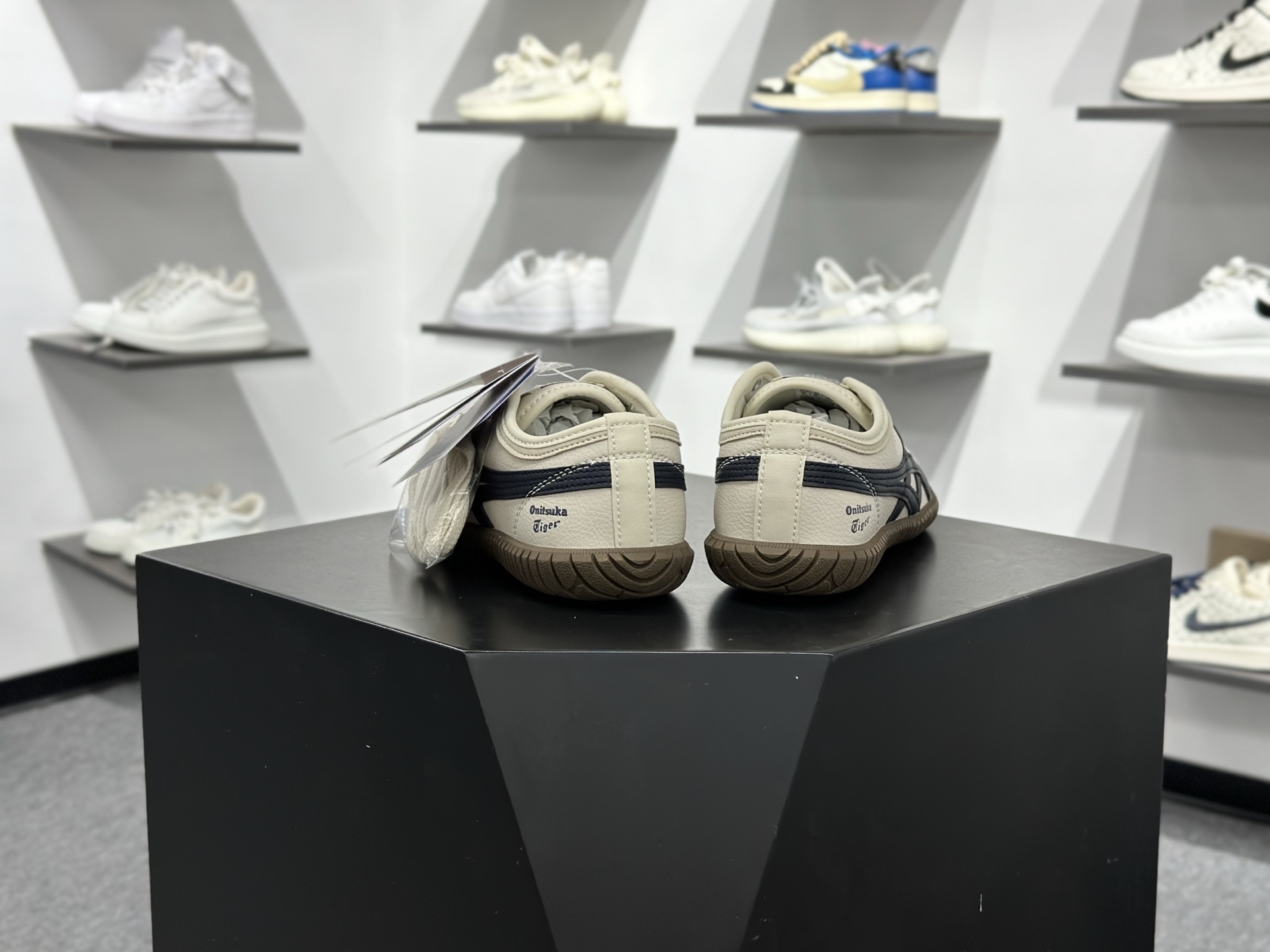 Onitsuka tiger TSUNAHIKI SLIP-ON鬼冢虎百搭舒适耐磨低帮个性休闲鞋 1183C529-200