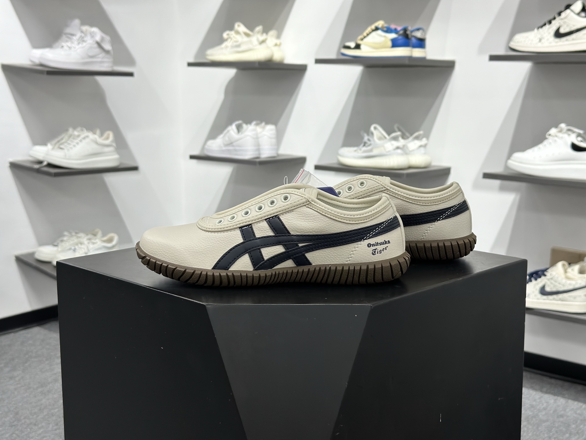 Onitsuka tiger TSUNAHIKI SLIP-ON鬼冢虎百搭舒适耐磨低帮个性休闲鞋 1183C529-200