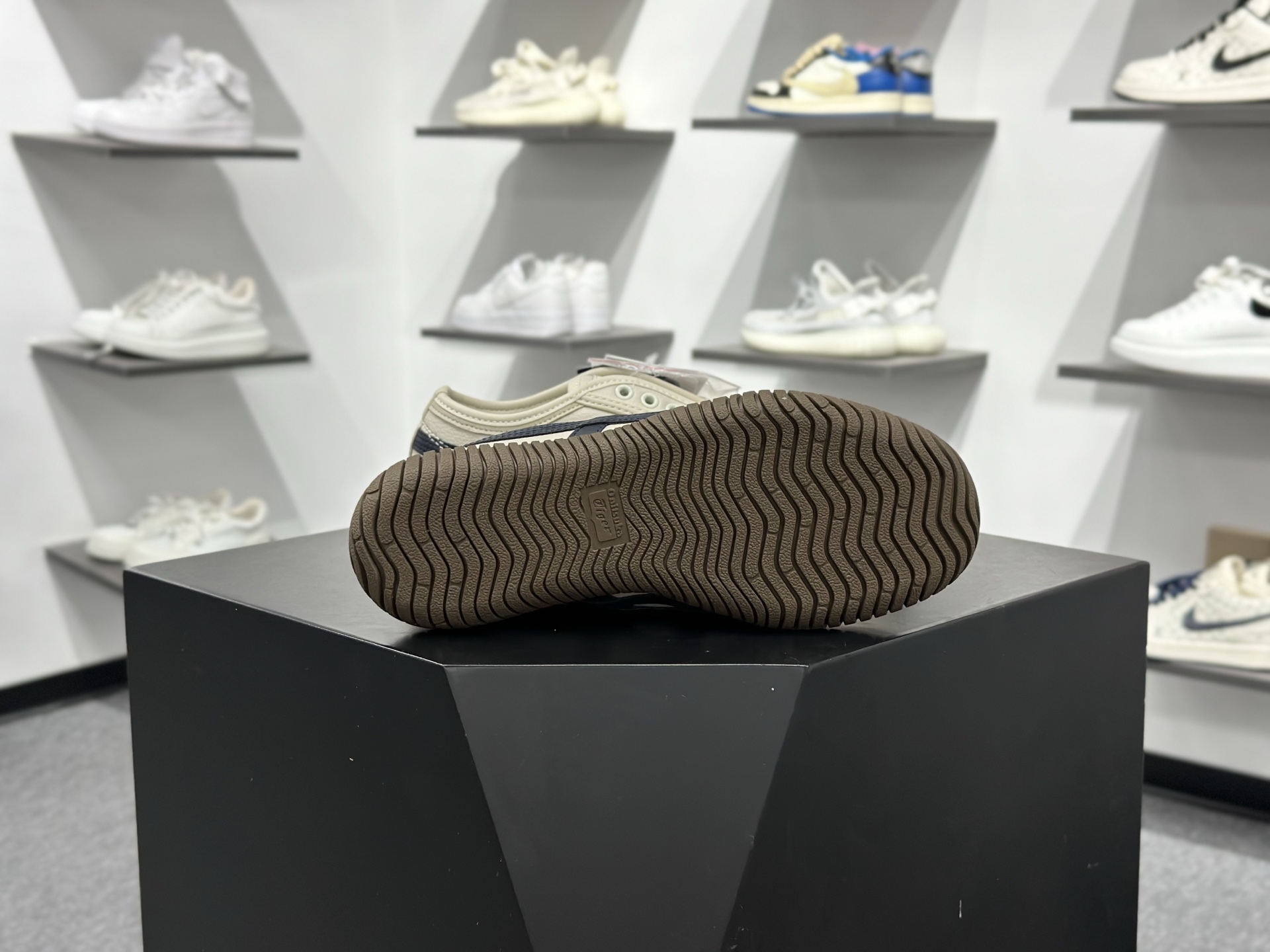 Onitsuka tiger TSUNAHIKI SLIP-ON鬼冢虎百搭舒适耐磨低帮个性休闲鞋 1183C529-200