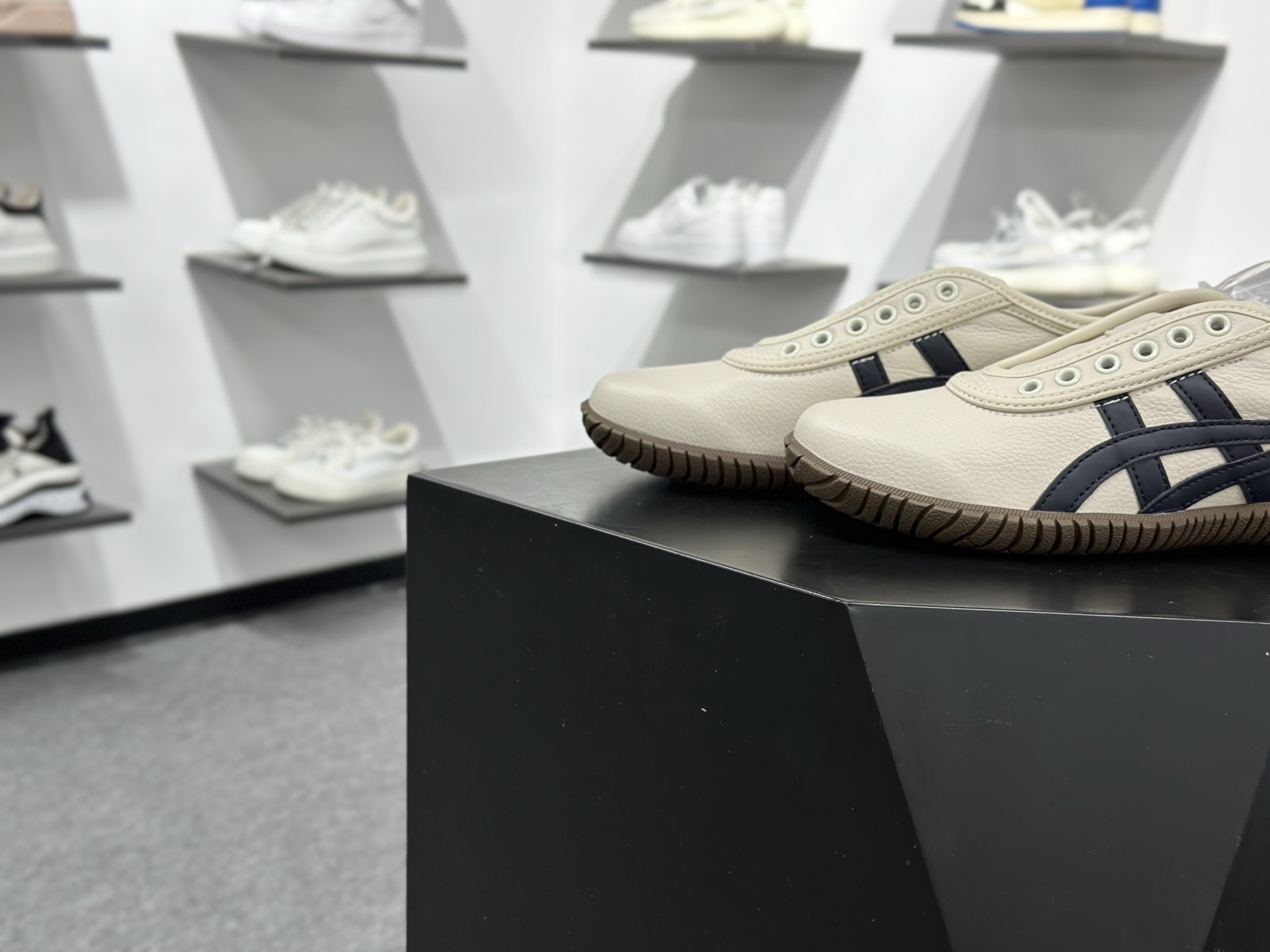 Onitsuka tiger TSUNAHIKI SLIP-ON鬼冢虎百搭舒适耐磨低帮个性休闲鞋 1183C529-200