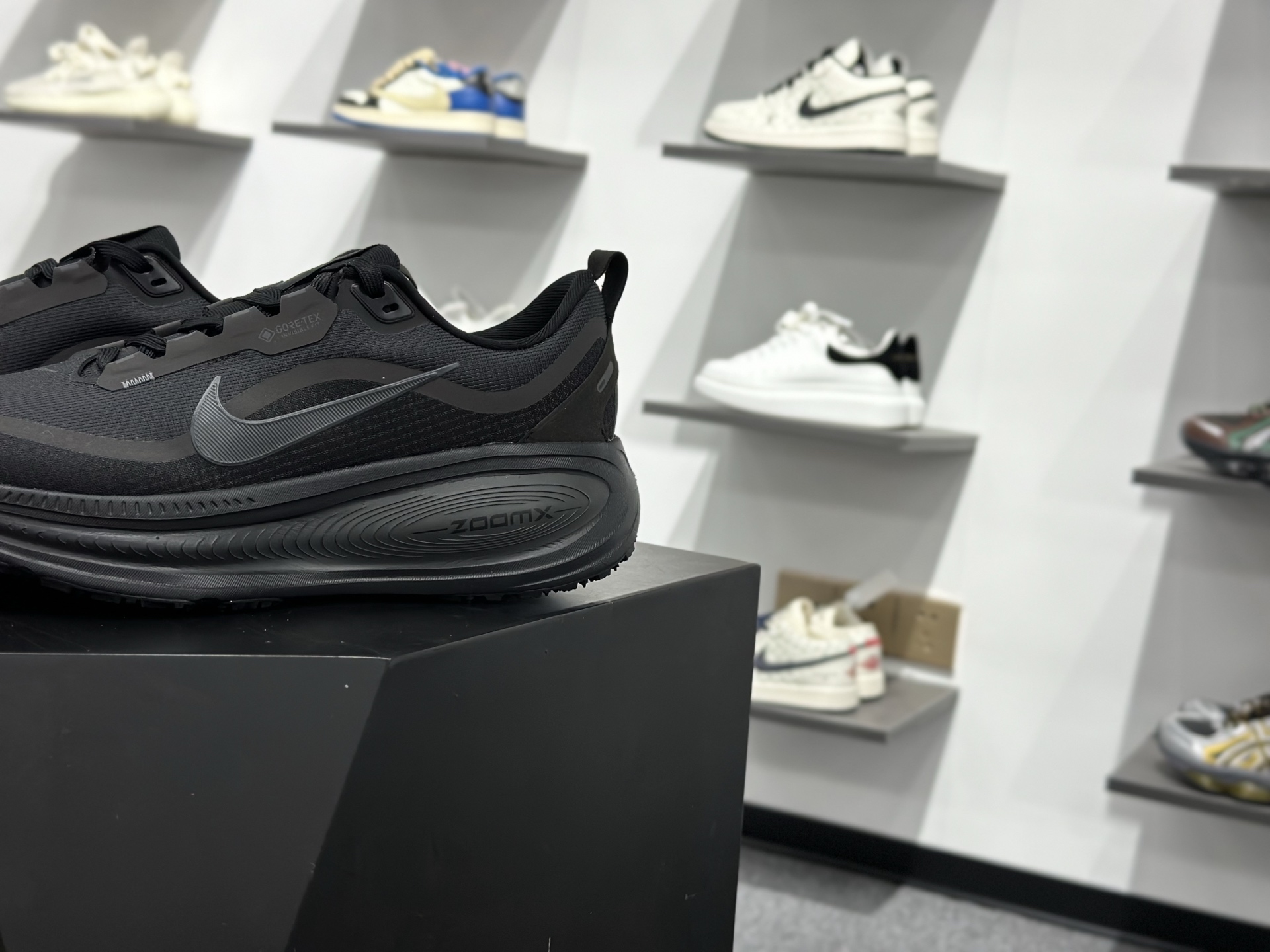 200 Nike VOMERO 18 GTX轻盈跑鞋 顶级版本 Nike VOMERO 18 舒适百搭防滑耐磨 低帮 休闲跑步鞋男女同款 HQ7001-002