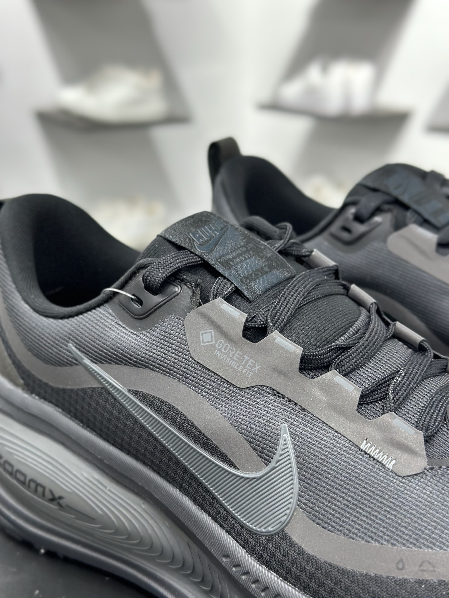 200 Nike VOMERO 18 GTX轻盈跑鞋 顶级版本 Nike VOMERO 18 舒适百搭防滑耐磨 低帮 休闲跑步鞋男女同款 HQ7001-002