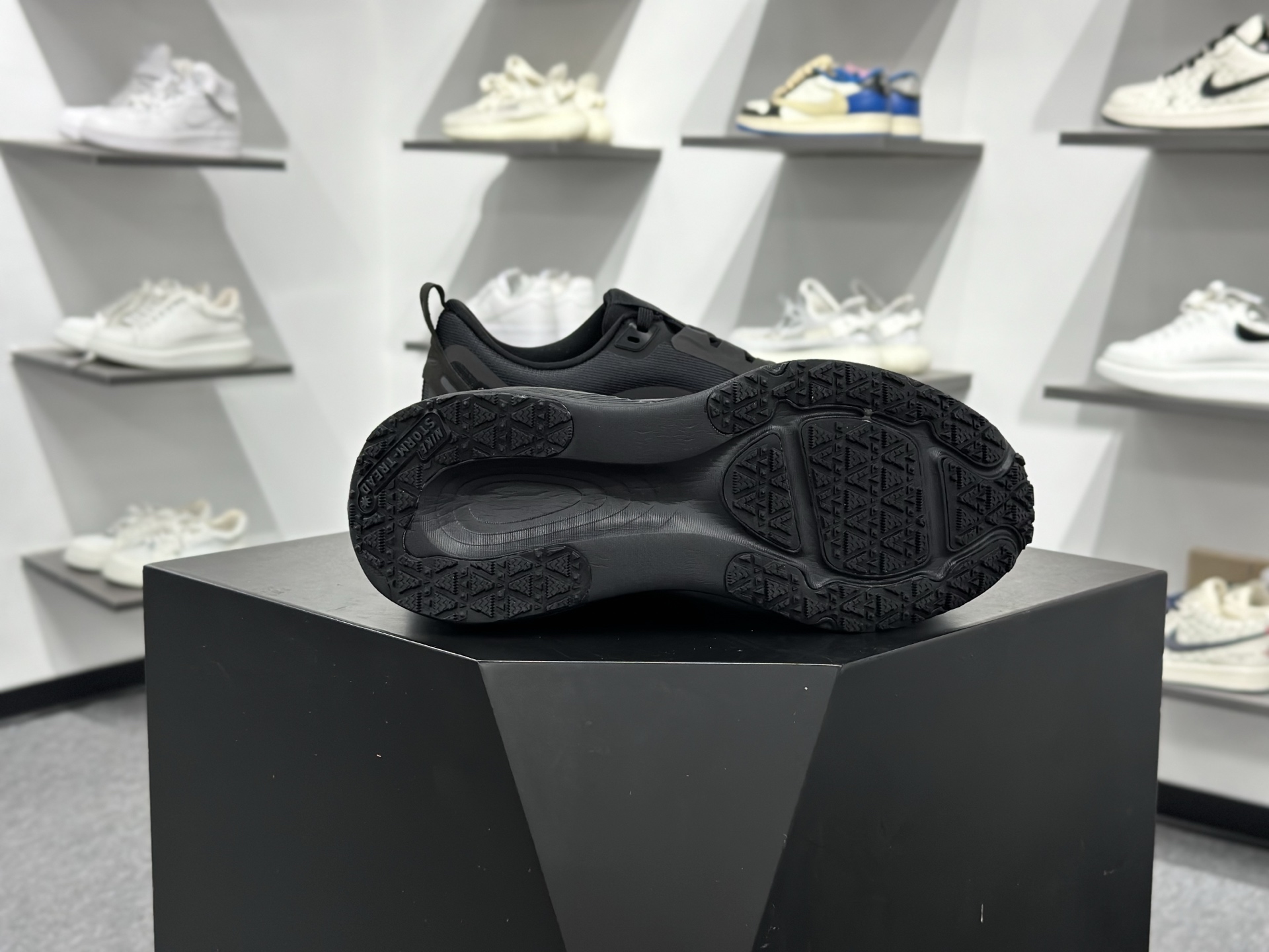 200 Nike VOMERO 18 GTX轻盈跑鞋 顶级版本 Nike VOMERO 18 舒适百搭防滑耐磨 低帮 休闲跑步鞋男女同款 HQ7001-002