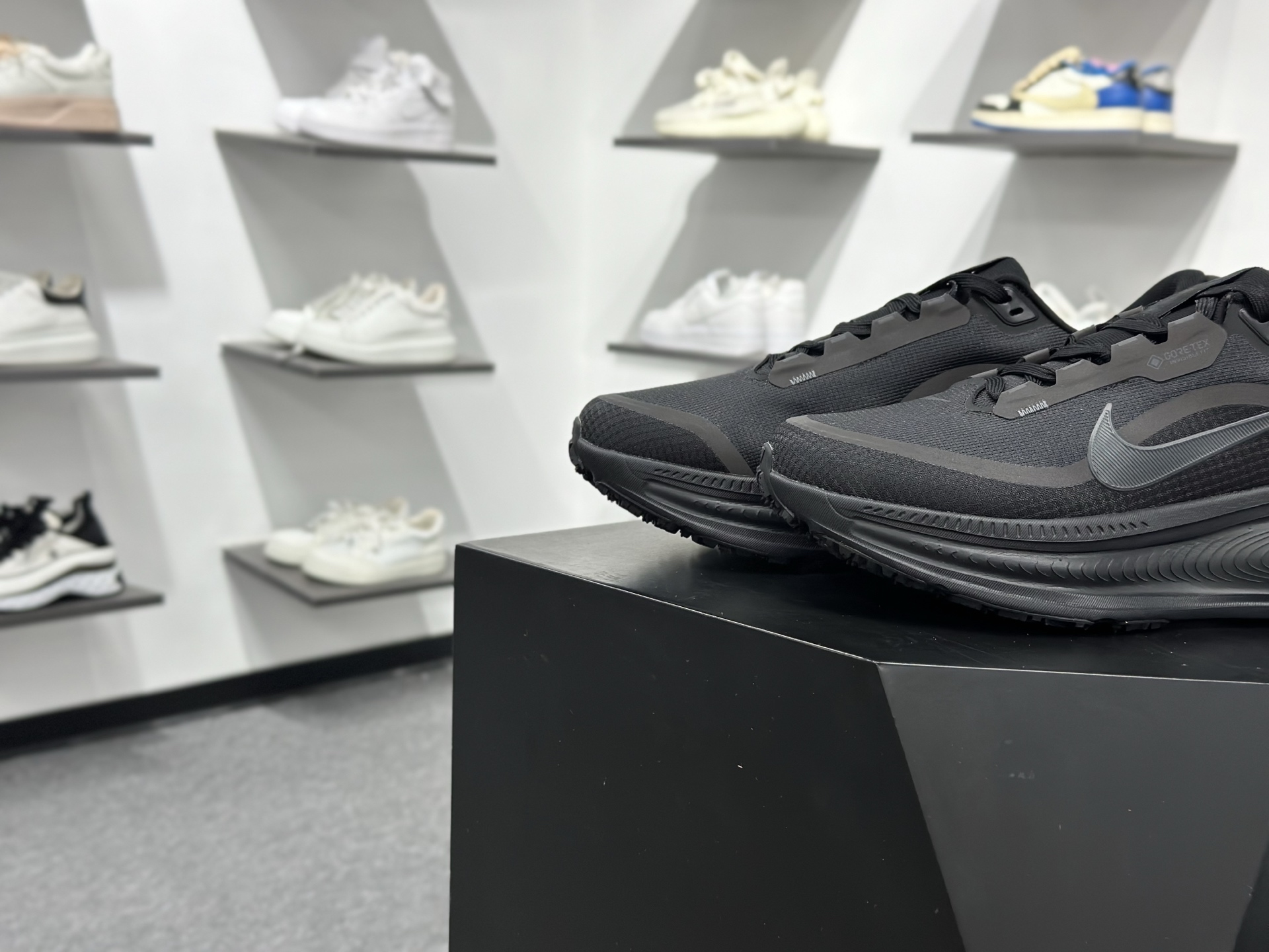 200 Nike VOMERO 18 GTX轻盈跑鞋 顶级版本 Nike VOMERO 18 舒适百搭防滑耐磨 低帮 休闲跑步鞋男女同款 HQ7001-002