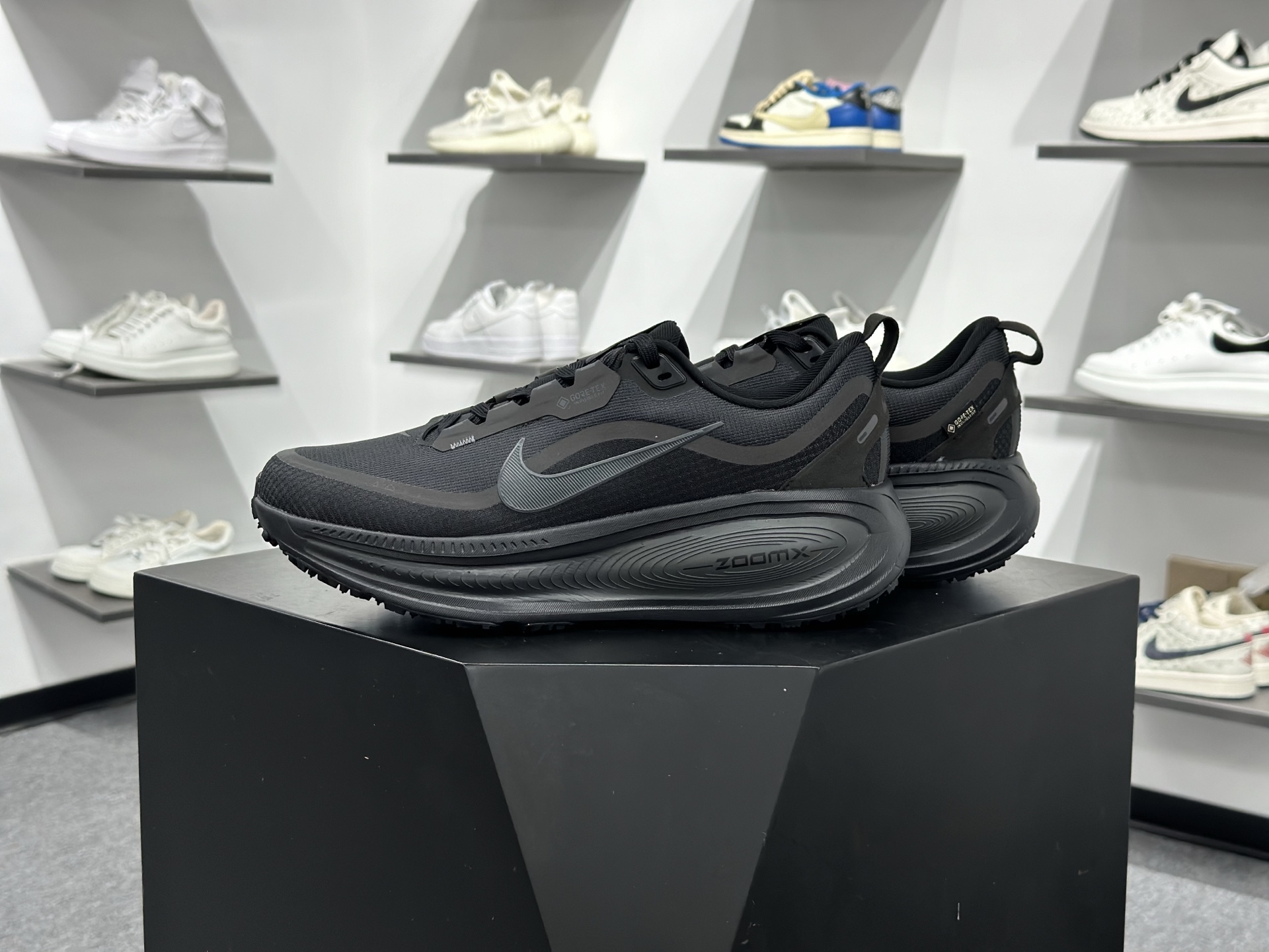 200 Nike VOMERO 18 GTX轻盈跑鞋 顶级版本 Nike VOMERO 18 舒适百搭防滑耐磨 低帮 休闲跑步鞋男女同款 HQ7001-002