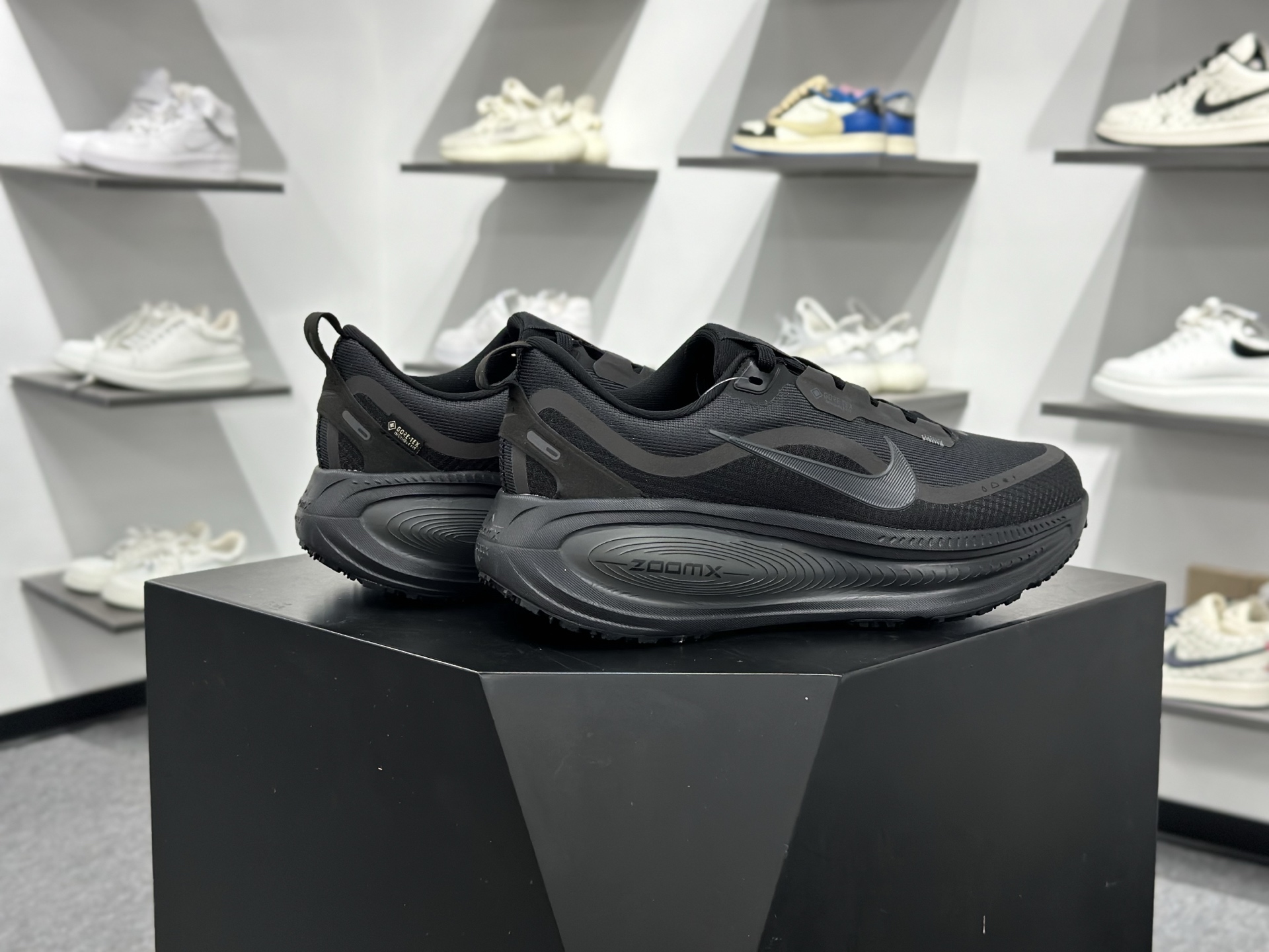 200 Nike VOMERO 18 GTX轻盈跑鞋 顶级版本 Nike VOMERO 18 舒适百搭防滑耐磨 低帮 休闲跑步鞋男女同款 HQ7001-002