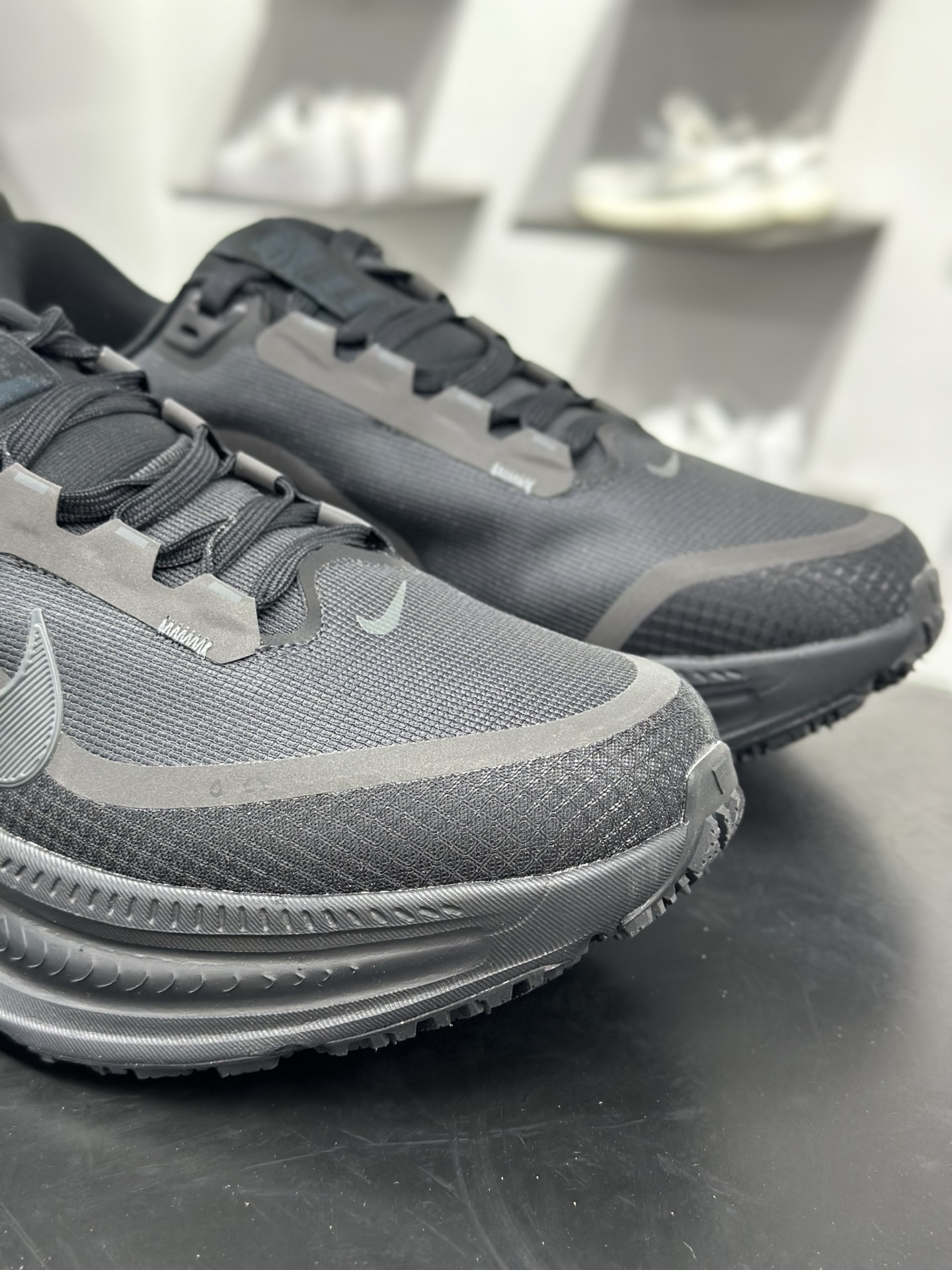 200 Nike VOMERO 18 GTX轻盈跑鞋 顶级版本 Nike VOMERO 18 舒适百搭防滑耐磨 低帮 休闲跑步鞋男女同款 HQ7001-002