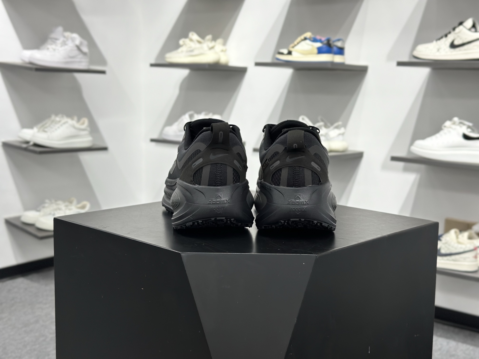 200 Nike VOMERO 18 GTX轻盈跑鞋 顶级版本 Nike VOMERO 18 舒适百搭防滑耐磨 低帮 休闲跑步鞋男女同款 HQ7001-002