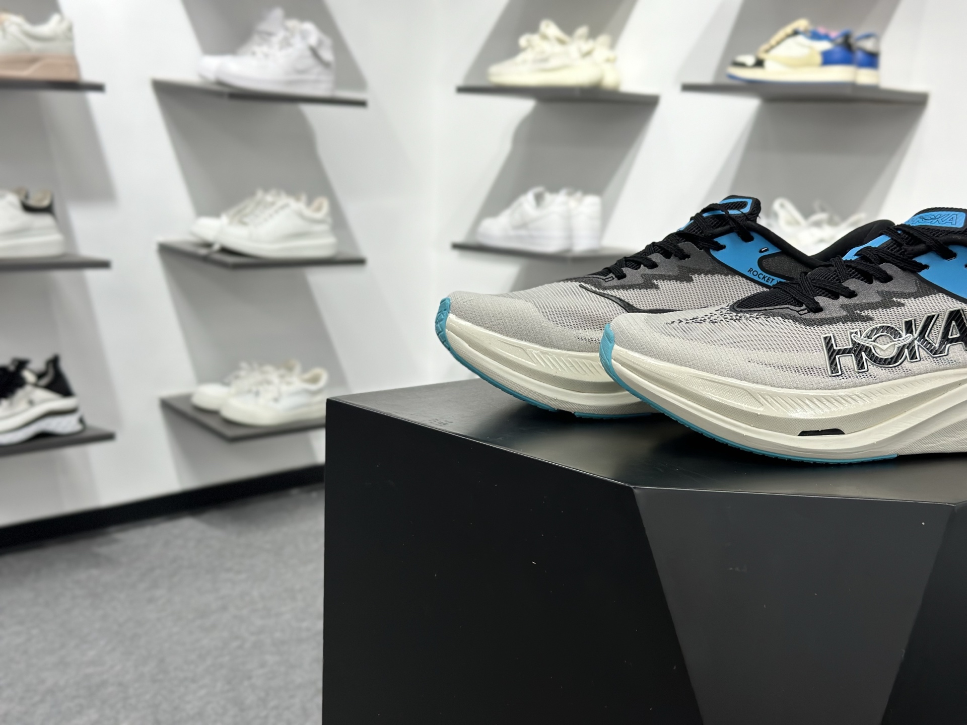 220 HOKA ONE ONE Rocket X 3 低帮专业越野跑步鞋-Chinese UA Cheap High Quatity Brand Clothes Bags handbags Sneakers wholesale wholesaler seller from China Factory suppliers Fashion Clothing Shoes best Quality Beautiful Price 220 HOKA ONE ONE Rocket X 3 低帮专业越野跑步鞋