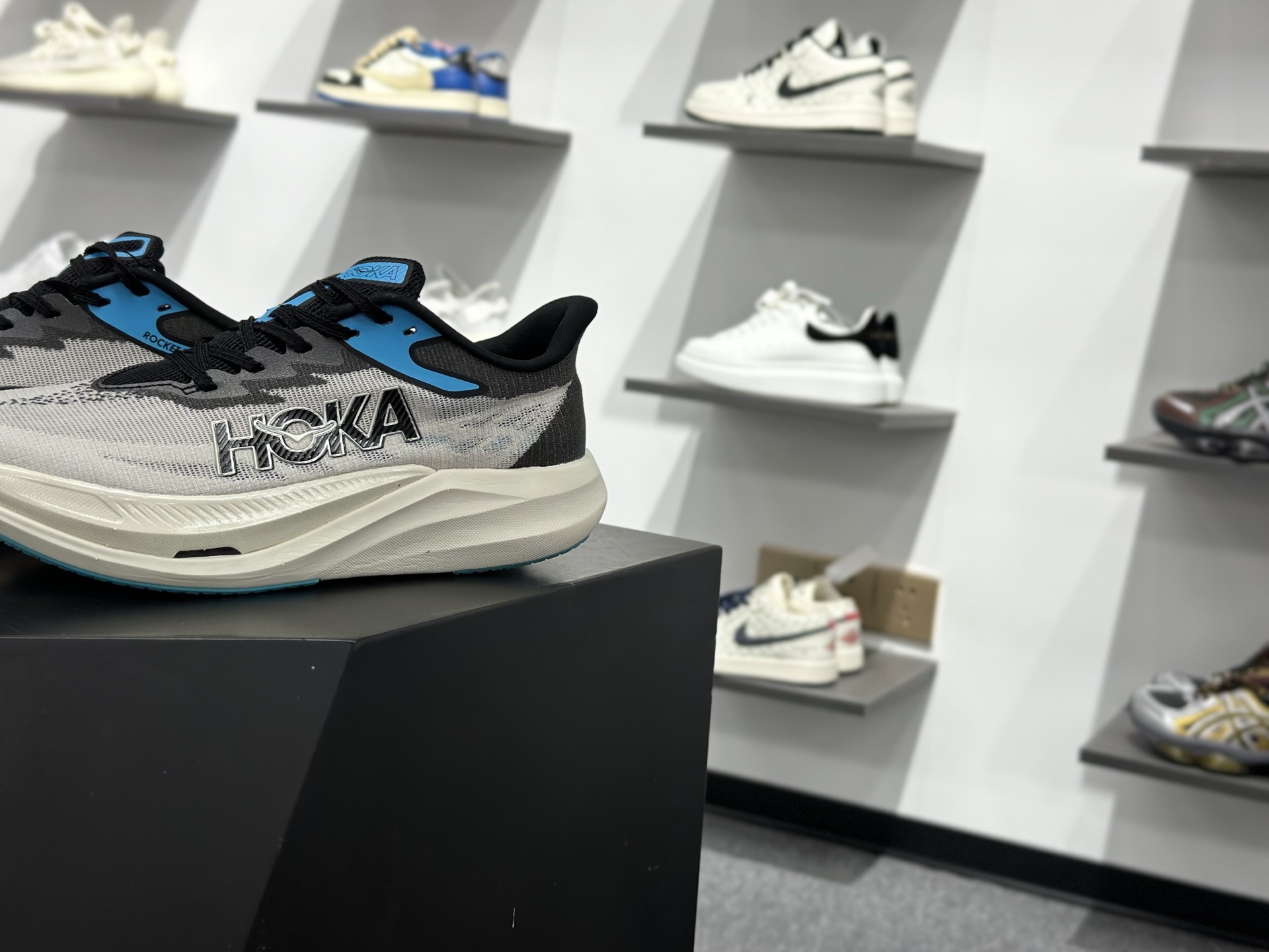 220 HOKA ONE ONE Rocket X 3 低帮专业越野跑步鞋-Chinese UA Cheap High Quatity Brand Clothes Bags handbags Sneakers wholesale wholesaler seller from China Factory suppliers Fashion Clothing Shoes best Quality Beautiful Price 220 HOKA ONE ONE Rocket X 3 低帮专业越野跑步鞋