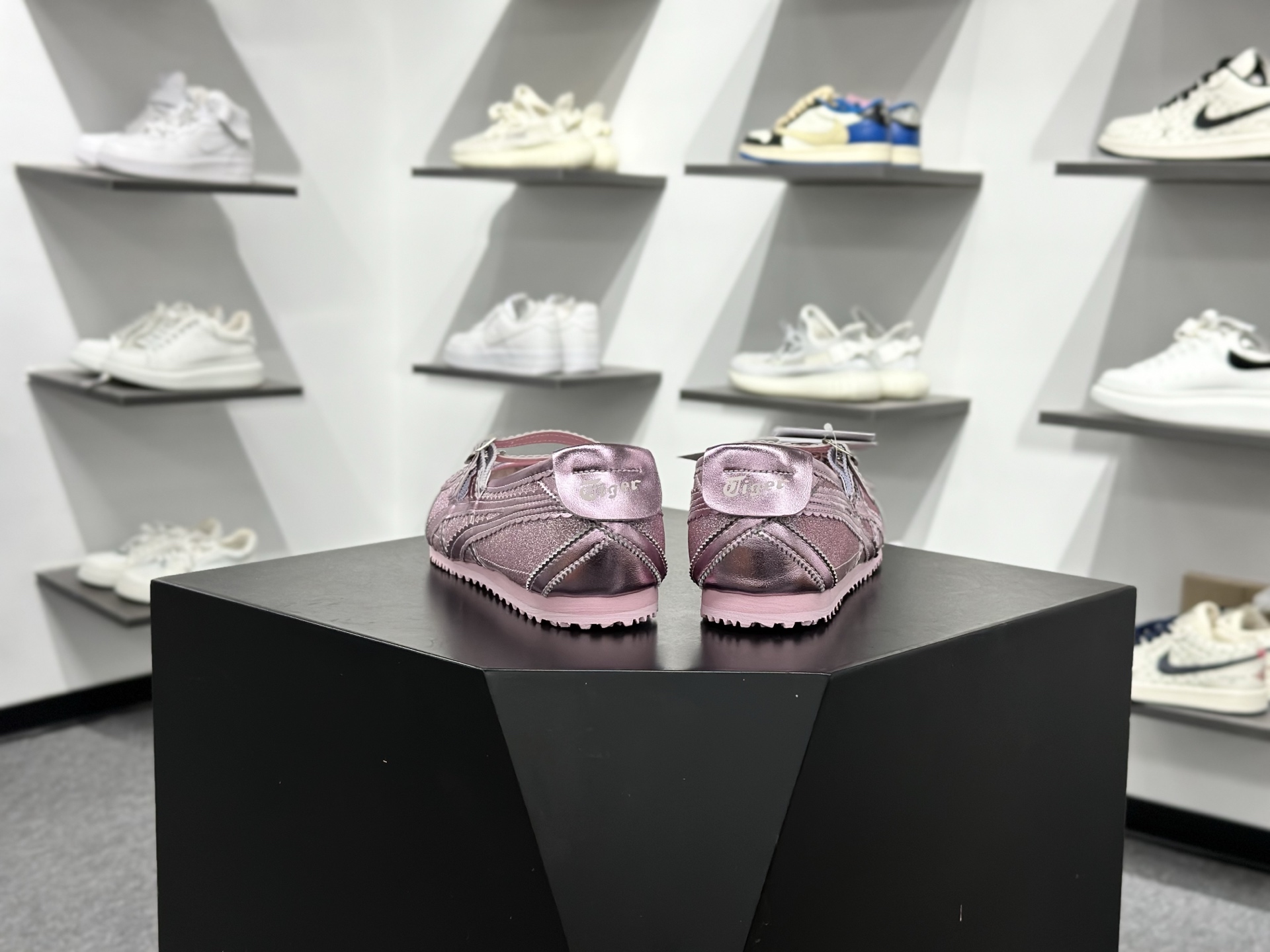 OnitsukaTiger/鬼塚虎 Mexico 66 Tgrs 低邦休闲生活鞋 1182A677-700-Top High Quatity Cheap Sneakers Fashion Clothing Clothes Bags handbags Shoes of all Brand wholesale With The best Quality And Beautiful Price from China Factory Chinese suppliers wholesaler seller OnitsukaTiger/鬼塚虎 Mexico 66 Tgrs 低邦休闲生活鞋 1182A677-700