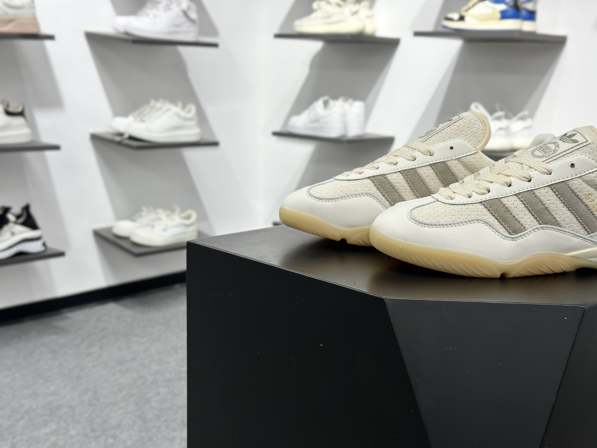 180 adidas originals Gazelle Sala 舒适百搭 低帮 生活休闲鞋 男女同款 HQ7303-Chinese UA Cheap High Quatity Brand Clothes Bags handbags Sneakers wholesale wholesaler seller from China Factory suppliers Fashion Clothing Shoes best Quality Beautiful Price 180 adidas originals Gazelle Sala 舒适百搭 低帮 生活休闲鞋 男女同款 HQ7303