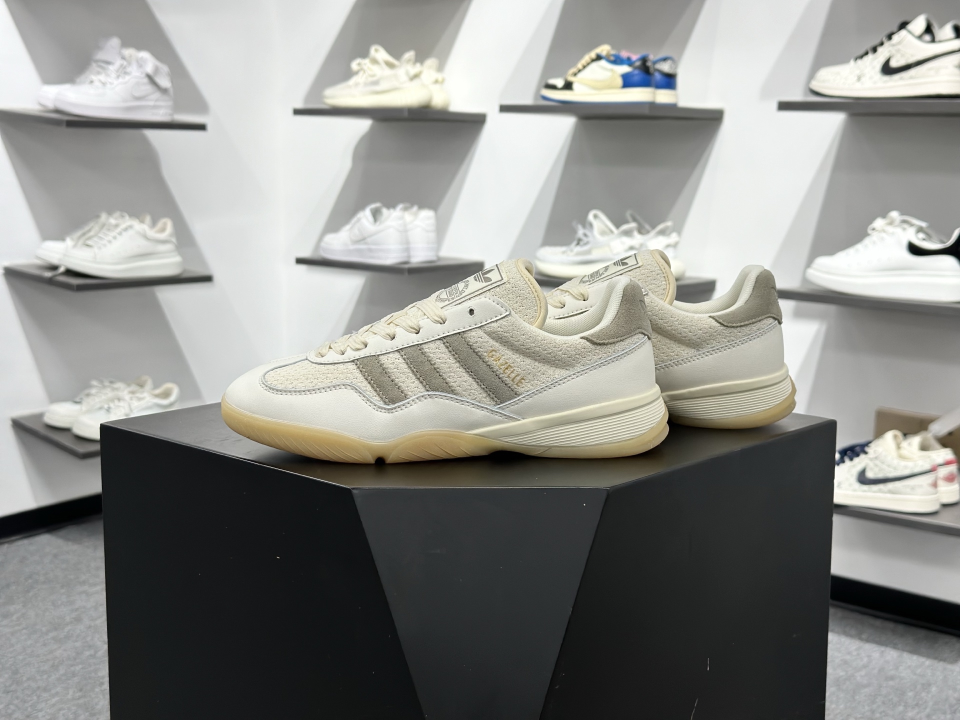 180 adidas originals Gazelle Sala 舒适百搭 低帮 生活休闲鞋 男女同款 HQ7303-Chinese UA Cheap High Quatity Brand Clothes Bags handbags Sneakers wholesale wholesaler seller from China Factory suppliers Fashion Clothing Shoes best Quality Beautiful Price 180 adidas originals Gazelle Sala 舒适百搭 低帮 生活休闲鞋 男女同款 HQ7303