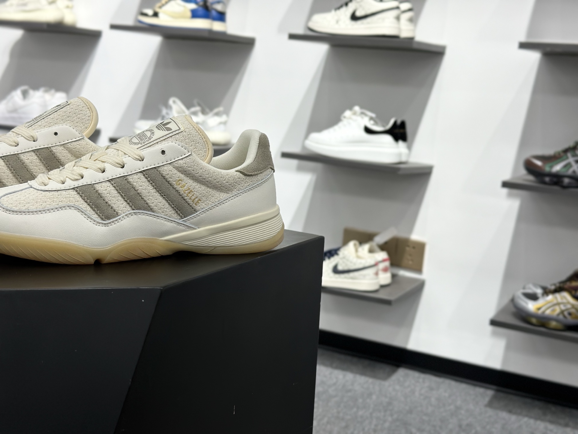 180 adidas originals Gazelle Sala 舒适百搭 低帮 生活休闲鞋 男女同款 HQ7303-Chinese UA Cheap High Quatity Brand Clothes Bags handbags Sneakers wholesale wholesaler seller from China Factory suppliers Fashion Clothing Shoes best Quality Beautiful Price 180 adidas originals Gazelle Sala 舒适百搭 低帮 生活休闲鞋 男女同款 HQ7303