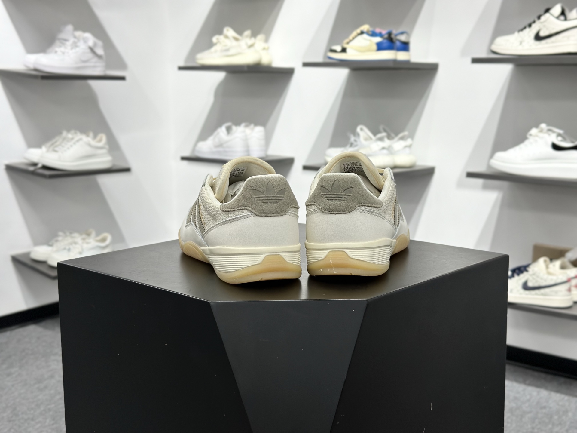 180 adidas originals Gazelle Sala 舒适百搭 低帮 生活休闲鞋 男女同款 HQ7303-Chinese UA Cheap High Quatity Brand Clothes Bags handbags Sneakers wholesale wholesaler seller from China Factory suppliers Fashion Clothing Shoes best Quality Beautiful Price 180 adidas originals Gazelle Sala 舒适百搭 低帮 生活休闲鞋 男女同款 HQ7303