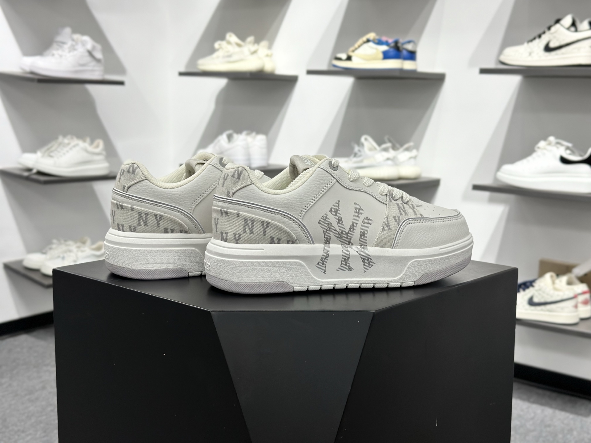 180 MLB CHUNKY LINER POCKET 潮流百搭 厚底增高休闲鞋 防滑耐磨 低帮 老爹鞋 3ASXM056N-Chinese UA Cheap High Quatity Brand Clothes Bags handbags Sneakers wholesale wholesaler seller from China Factory suppliers Fashion Clothing Shoes best Quality Beautiful Price 180 MLB CHUNKY LINER POCKET 潮流百搭 厚底增高休闲鞋 防滑耐磨 低帮 老爹鞋 3ASXM056N